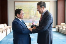 El primer ministro de Vietnam, Pham Minh Chinh (izquierda) y Chen Jining, secretario de su Comité partidista en Shanghái (Foto: VGP)