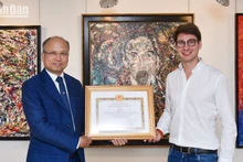 El embajador Dinh Toan Thang entrega el Premio A al artista Georg Esco. (Foto: MINH DUY)