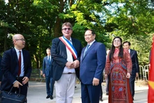 [Foto] Premier vietnamita rinde homenaje al Presidente Ho Chi Minh en Francia