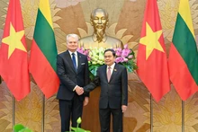 El presidente de Lituania, Gitanas Nausėda (izquierda), y el titular de la Asamblea Nacional de Vietnam, Tran Thanh Man (Foto: Nhan Dan)