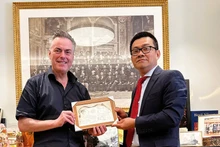 El embajador vietnamita en Austria, Vu Le Thai Hoang y Daniel Froschauer, presidente de la Orquesta Filarmónica de Viena (Foto: Embajada de Vietnam en Austria)