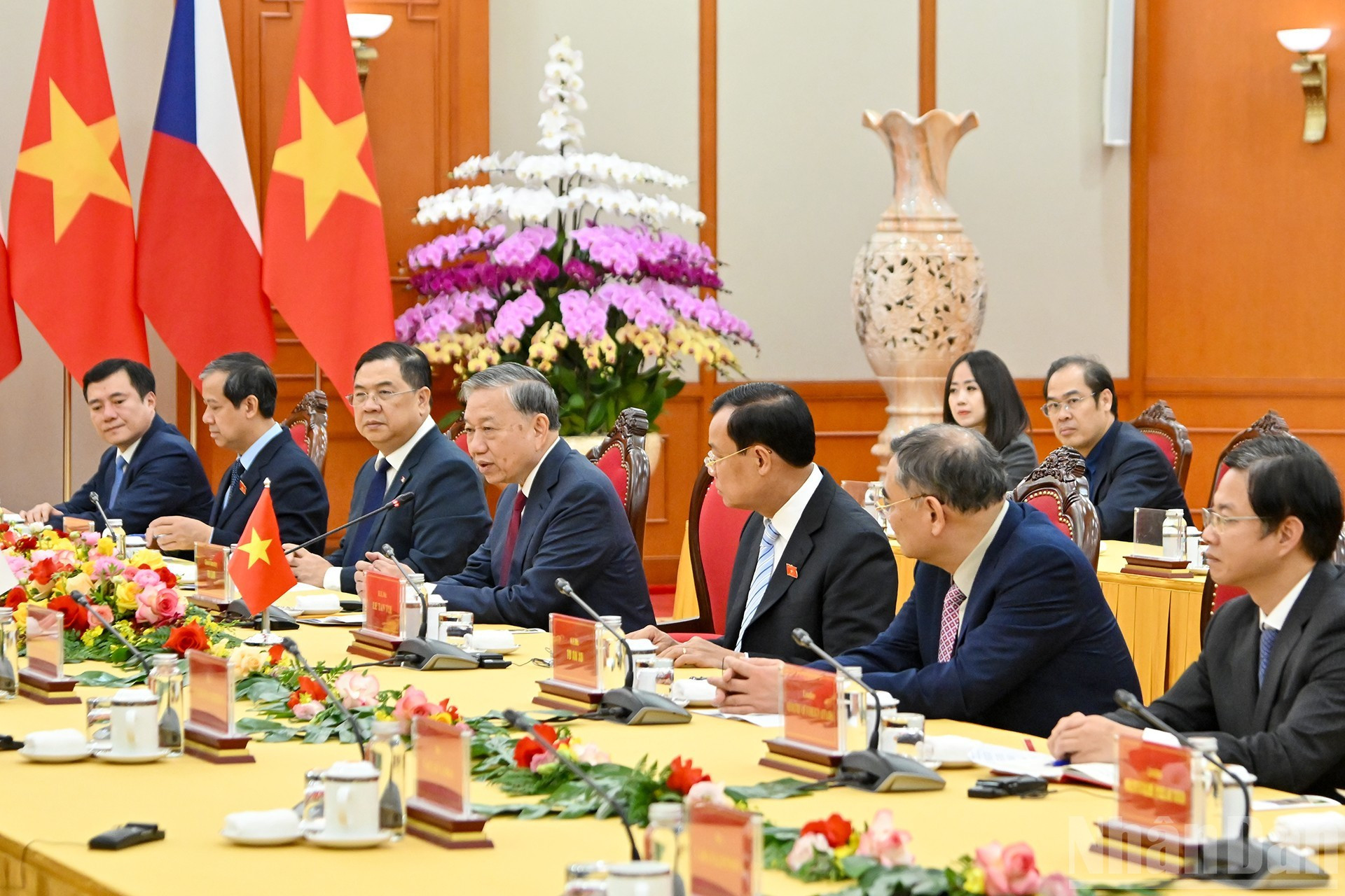 Funcionarios vietnamitas acuden al encuentro.