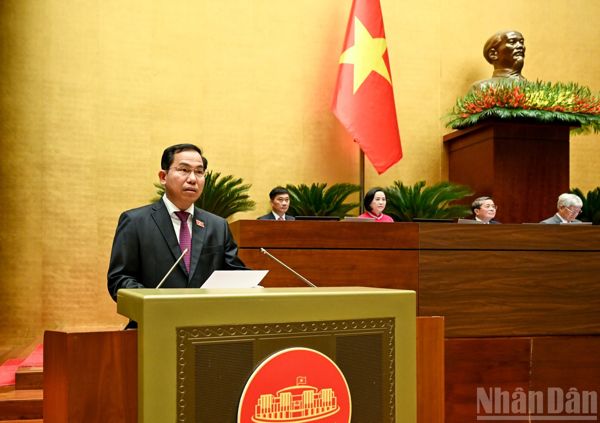 El secretario general de la Asamblea Nacional y jefe de la Oficina de la Asamblea Nacional, Le Quang Manh, presenta el borrador de la Resolución del décimo período de sesiones de la XV Legislatura.