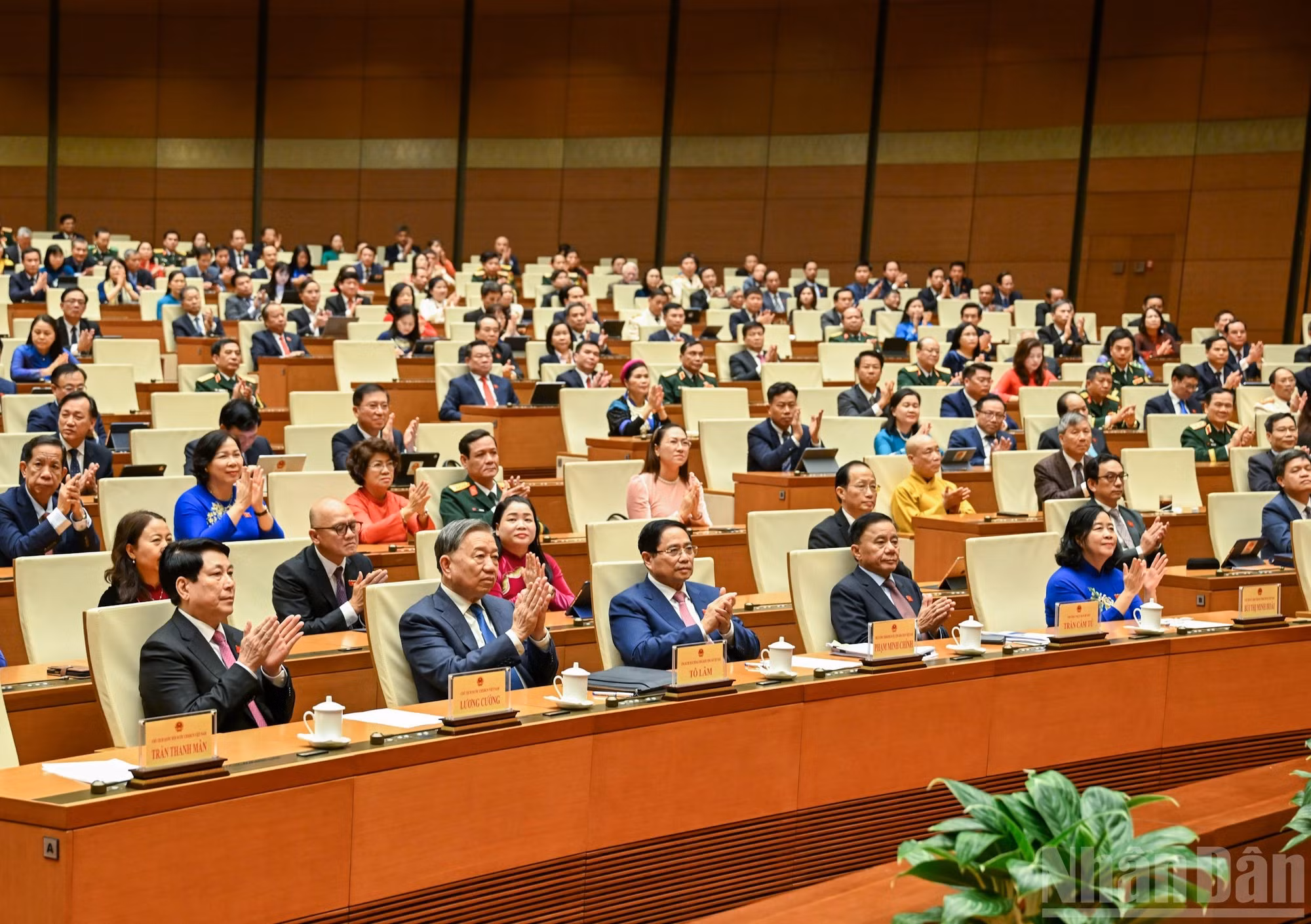 El secretario general del Partido Comunista de Vietnam, To Lam, y dirigentes y exlíderes del Partido y Estado acuden a la sesión de clausura.