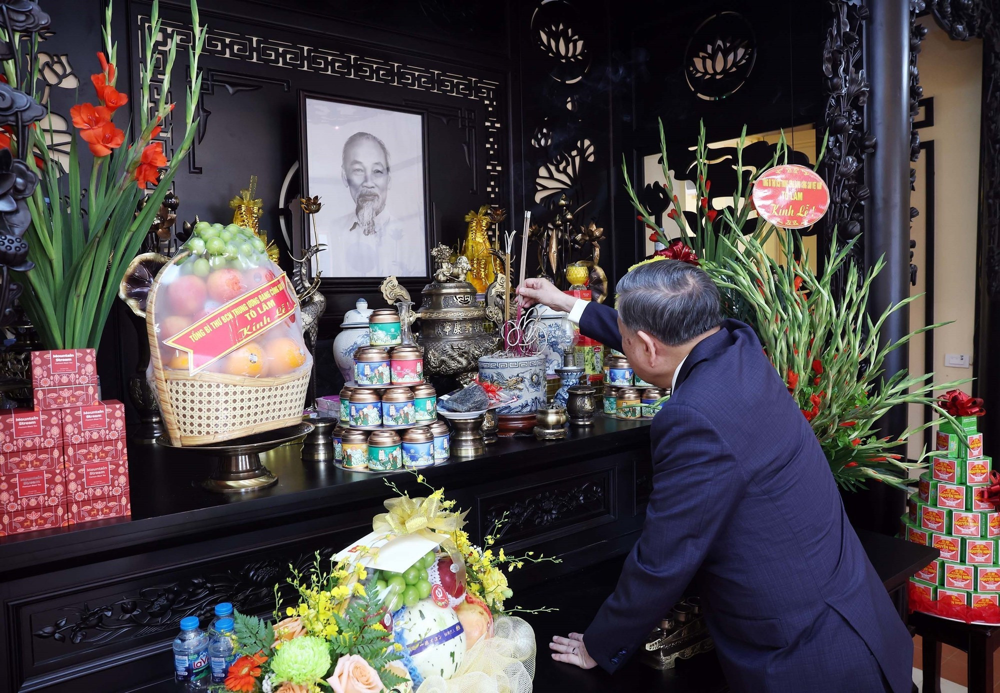 El secretario general To Lam rinde homenaje al Presidente Ho Chi Minh.