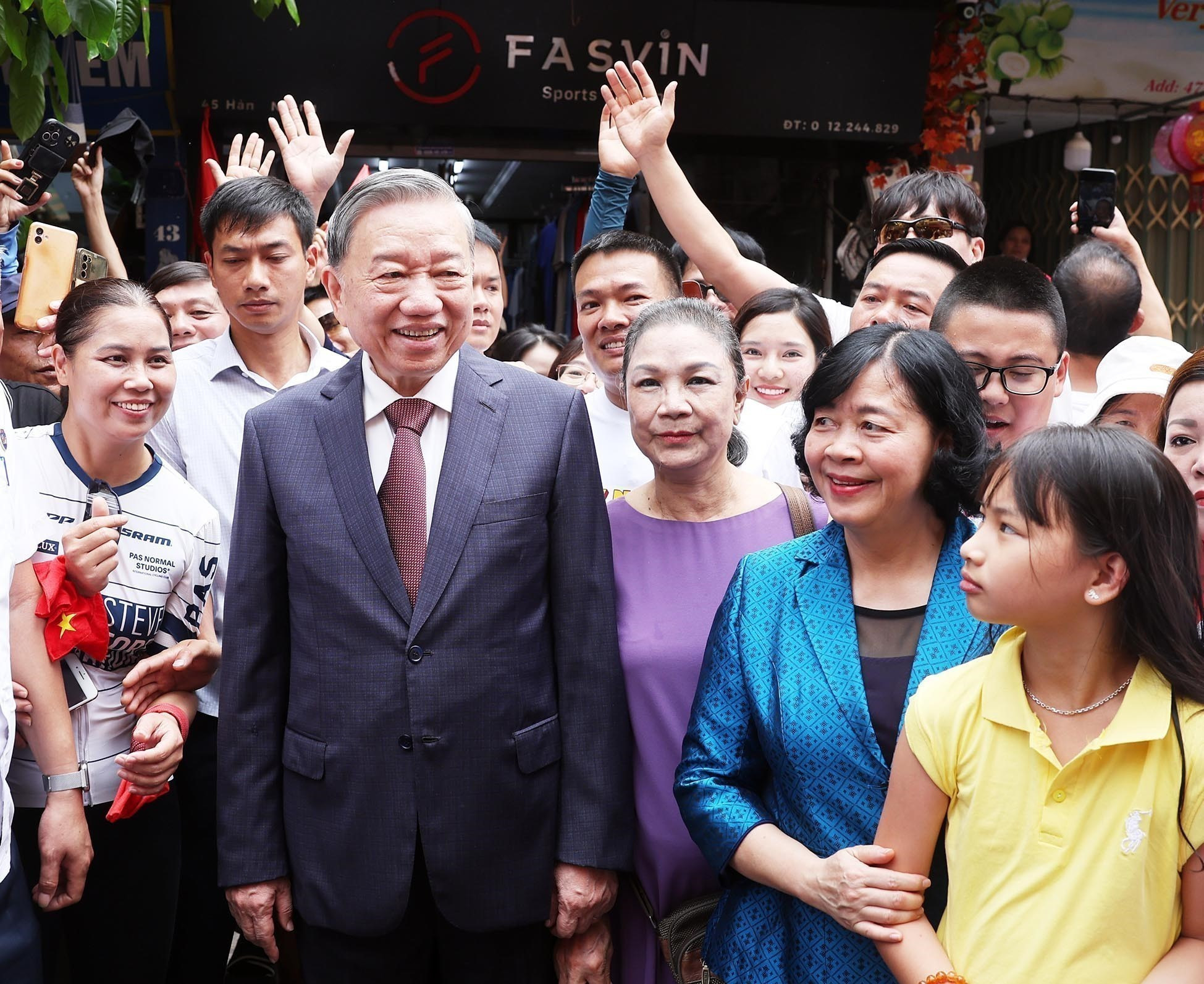El secretario general del PCV, To Lam, junto con ciudadanos del barrio de Hoan Kiem.