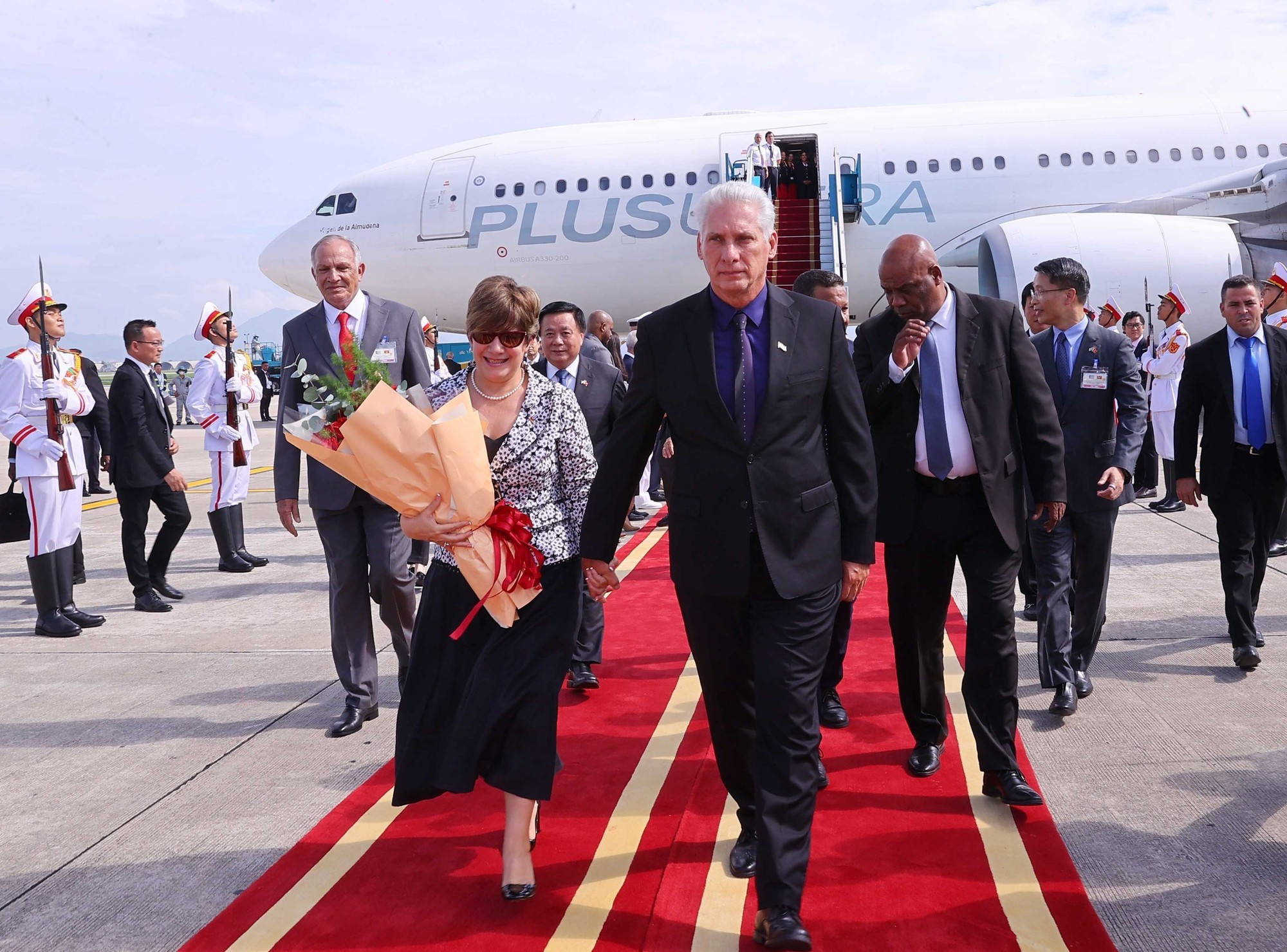 El primer secretario del Comité Central del Partido Comunista y presidente de Cuba, Miguel Díaz-Canel Bermúdez, y su esposa llegan al Aeropuerto Internacional de Noi Bai. El primer secretario del Comité Central del Partido Comunista y presidente de Cuba, Miguel Díaz-Canel Bermúdez, y su esposa llegan al Aeropuerto Internacional de Noi Bai.