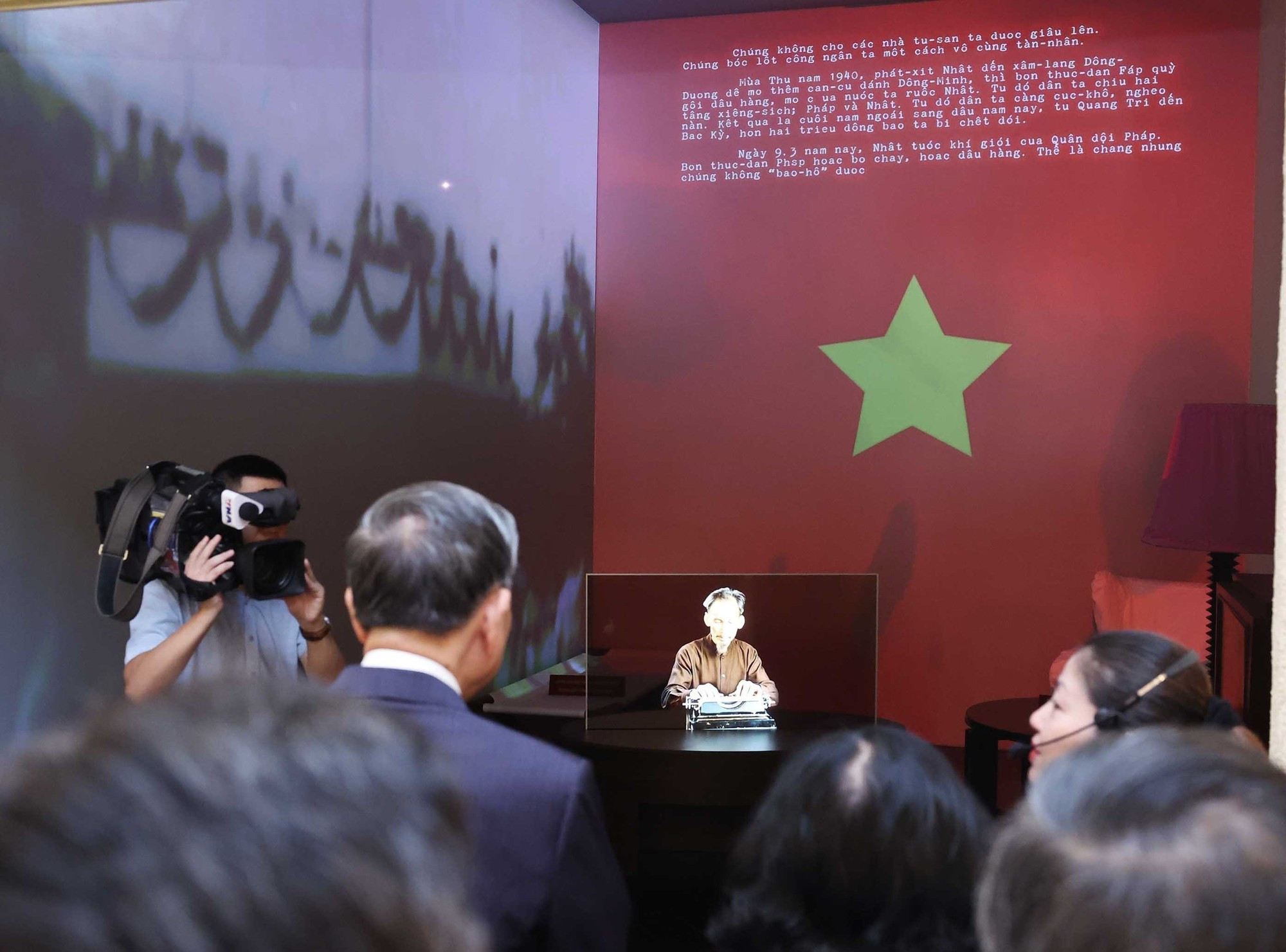 El máximo líder partidista To Lam observa las exhibiciones en el sitio histórico número 48 de la calle Hang Ngang.