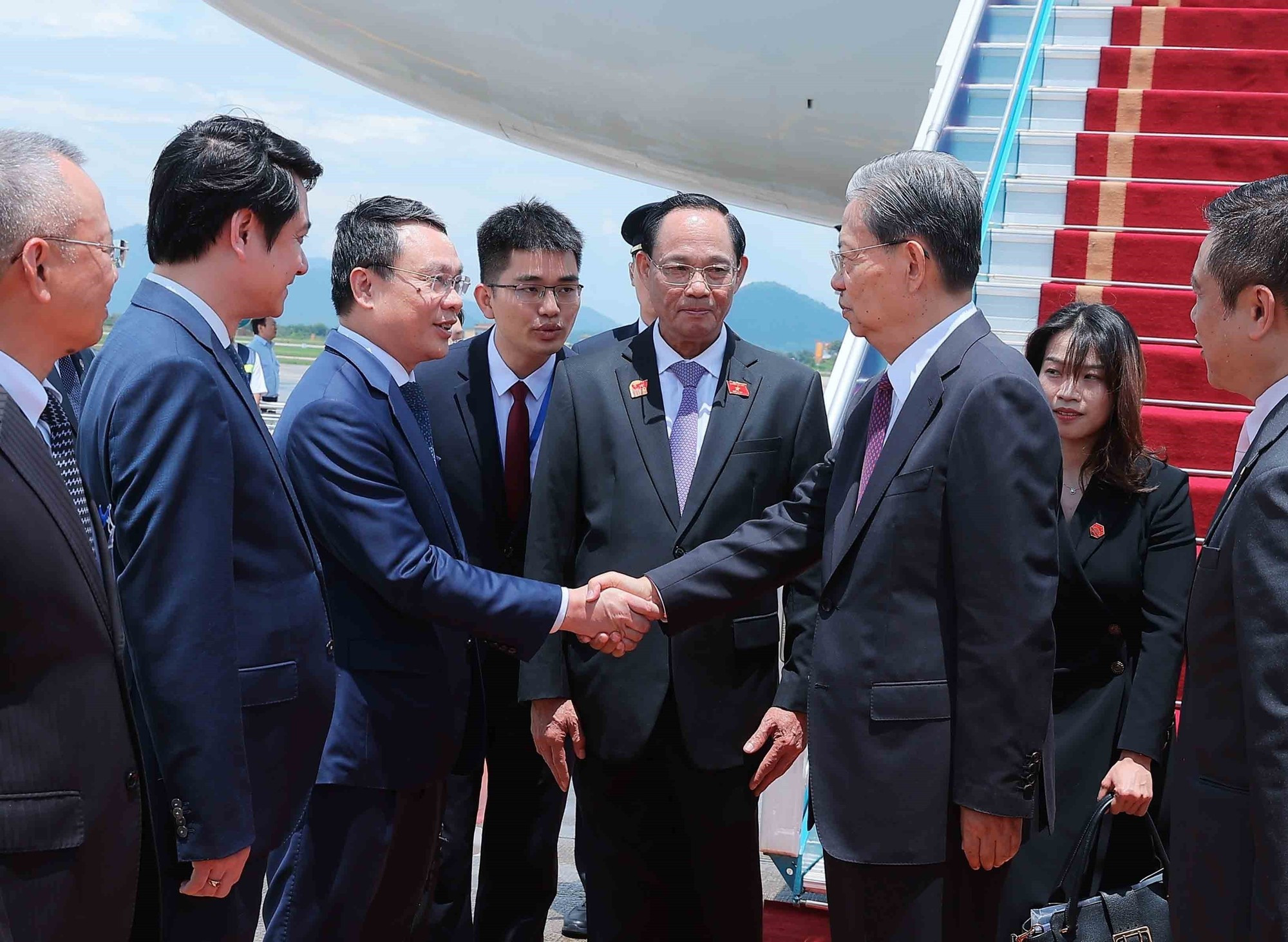 El vicepresidente de la ANV, Tran Quang Phuong recibe al presidente del Comité Permanente de la Asamblea Popular Nacional de China, Zhao Leji, en el Aeropuerto Internacional de Noi Bai.