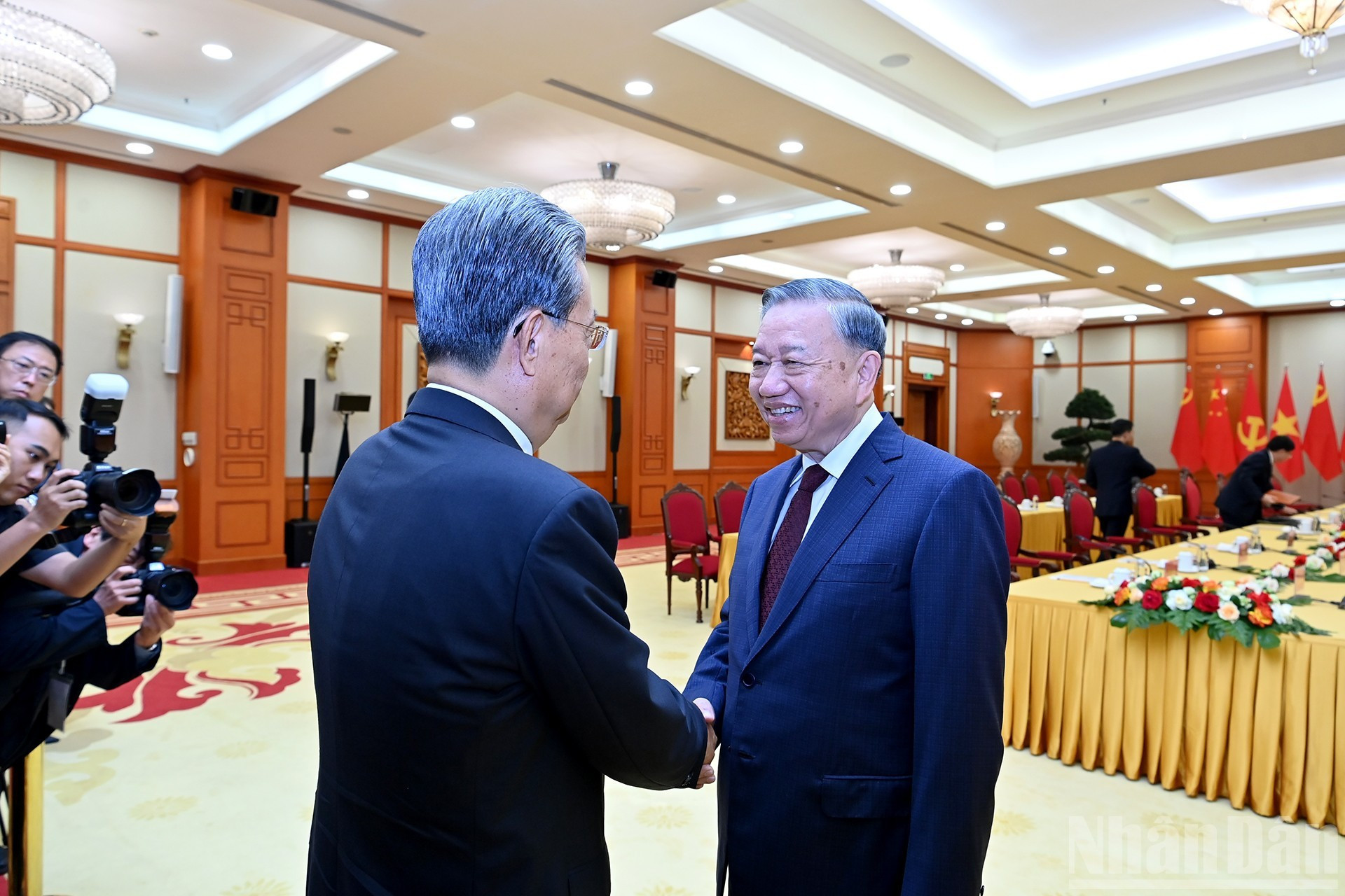 El secretario general To Lam (a la derecha) recibe al presidente del Comité Permanente de la Asamblea Popular Nacional de China, Zhao Leji.