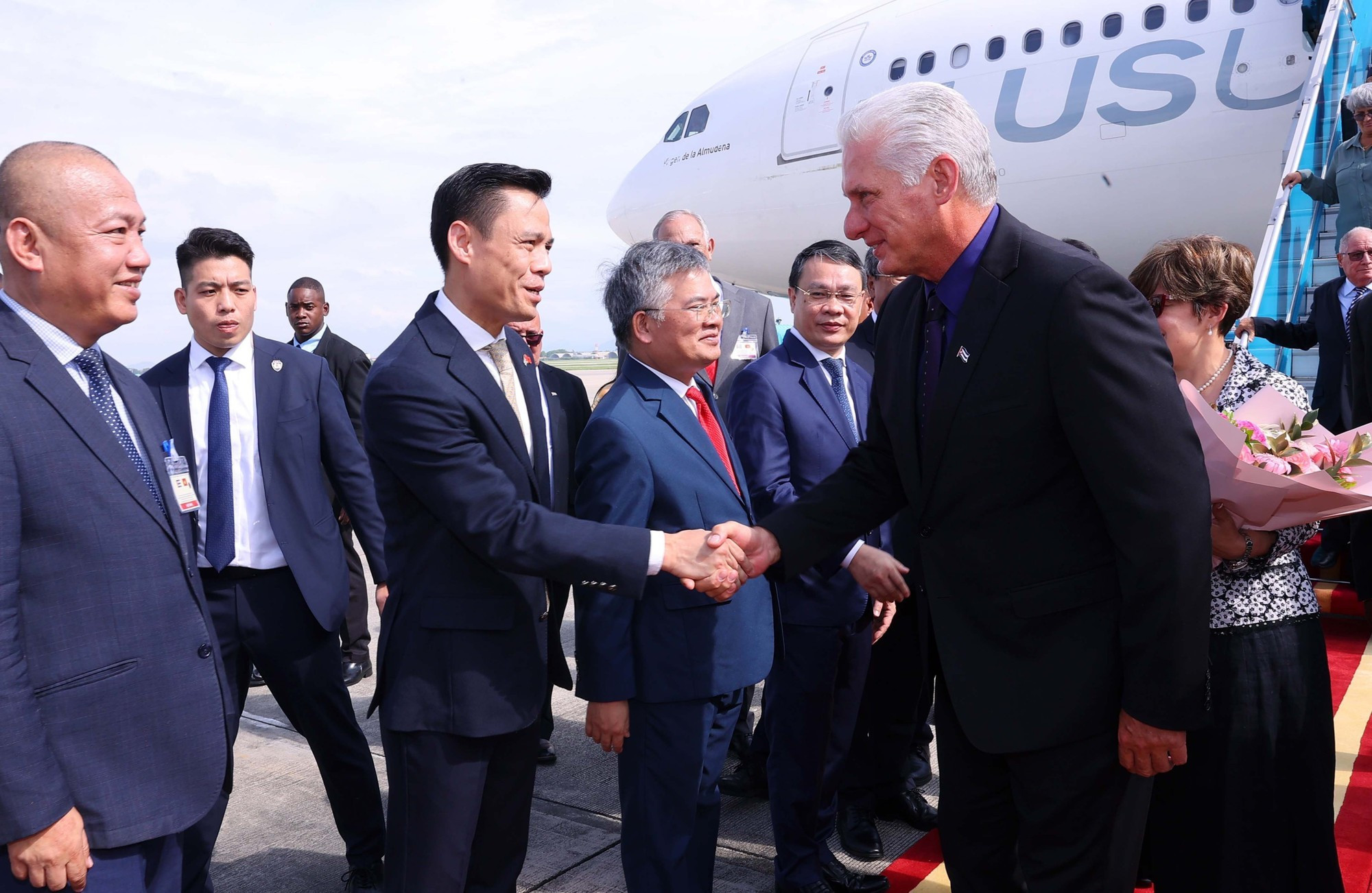 Dirigentes de ministros y sectores de Vietnam dan bienvenida al primer secretario del Comité Central del Partido Comunista y presidente de Cuba, Miguel Díaz-Canel Bermúdez, y su esposa. Dirigentes de ministros y sectores de Vietnam dan bienvenida al primer secretario del Comité Central del Partido Comunista y presidente de Cuba, Miguel Díaz-Canel Bermúdez, y su esposa.