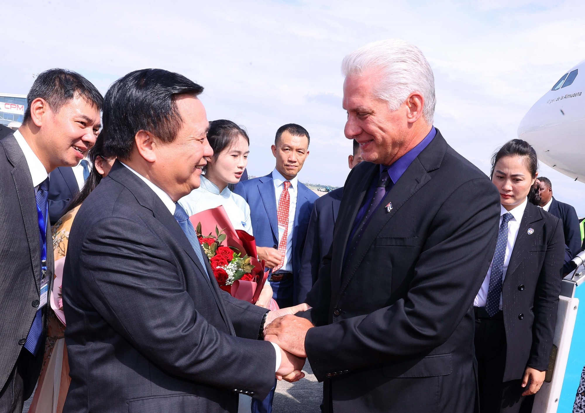 Nguyen Xuan Thang, miembro del Buró Político, director de la Academia Nacional de Política Ho Chi Minh y presidente del Consejo Teórico Central recibe al primer secretario del Comité Central del Partido Comunista y presidente de Cuba, Miguel Díaz-Canel Bermúdez, y su esposa. Nguyen Xuan Thang, miembro del Buró Político, director de la Academia Nacional de Política Ho Chi Minh y presidente del Consejo Teórico Central recibe al primer secretario del Comité Central del Partido Comunista y presidente de Cuba, Miguel Díaz-Canel Bermúdez, y su esposa.