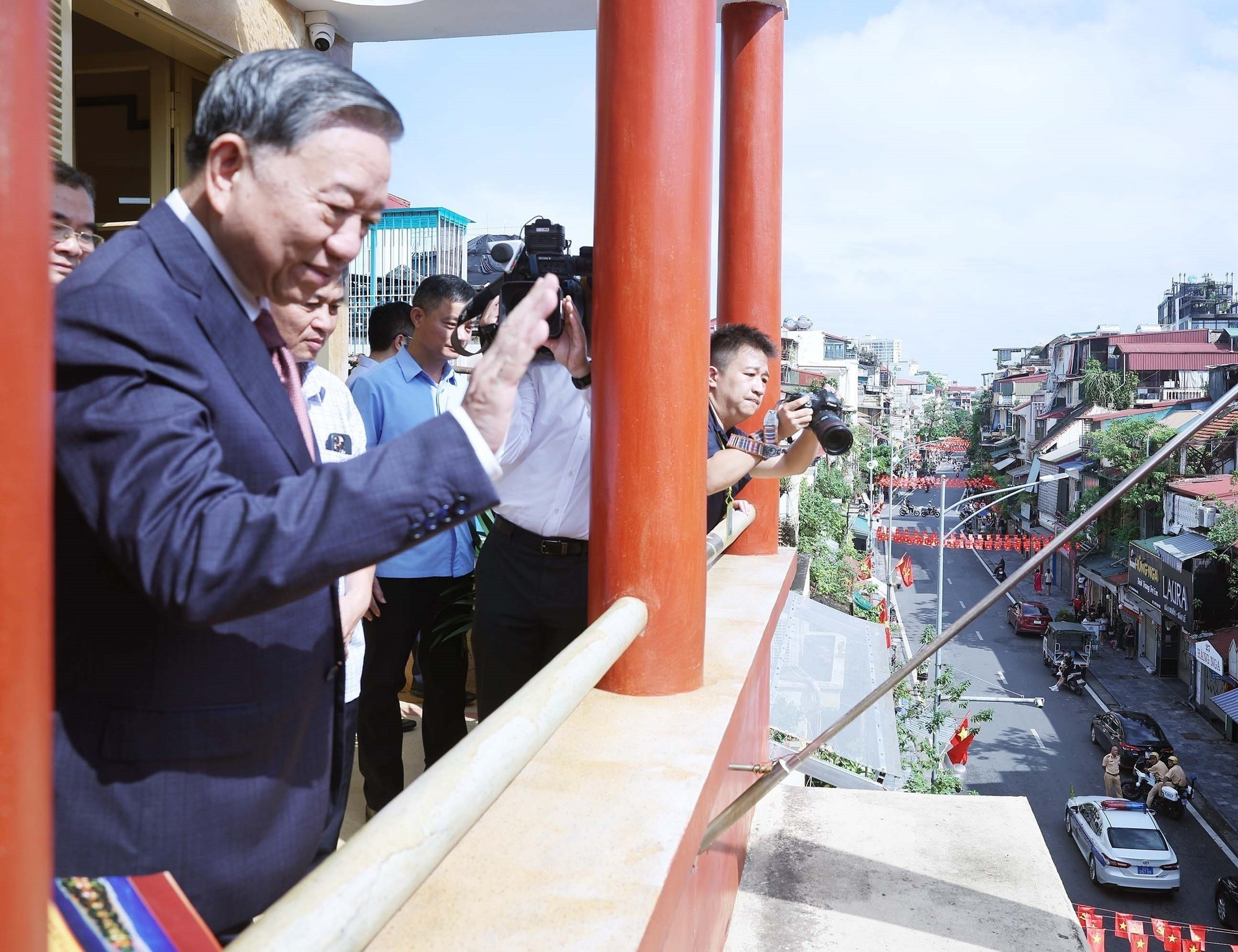 El líder partidista To Lam saluda al pueblo.