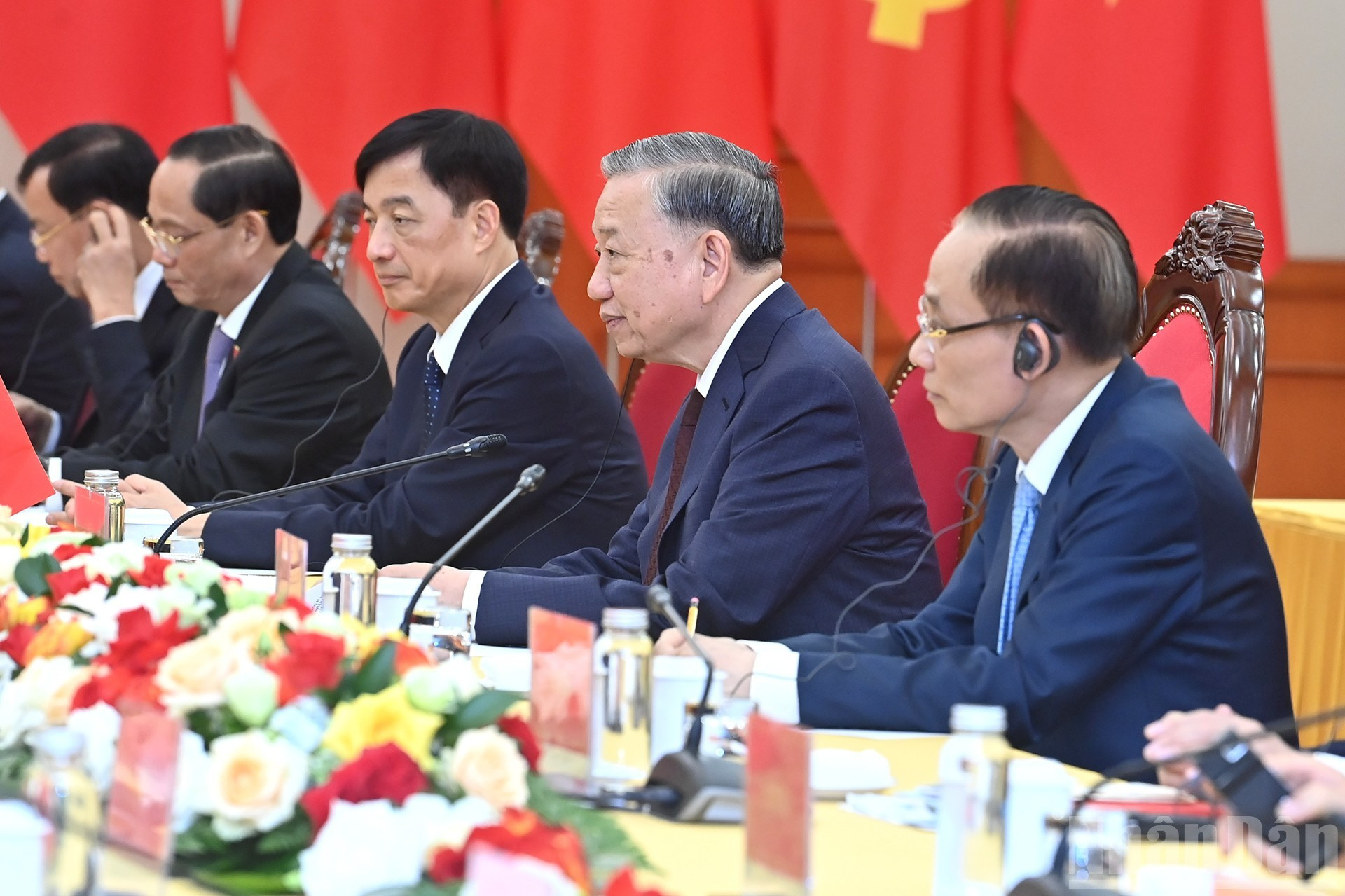 El máximo líder partidista de Vietnam, To Lam, toma la palabra en la reunión.