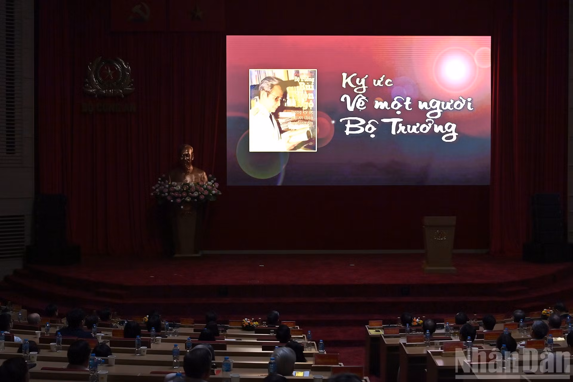 Los delegados ven un documental sobre el difunto ministro Bui Thien Ngo.