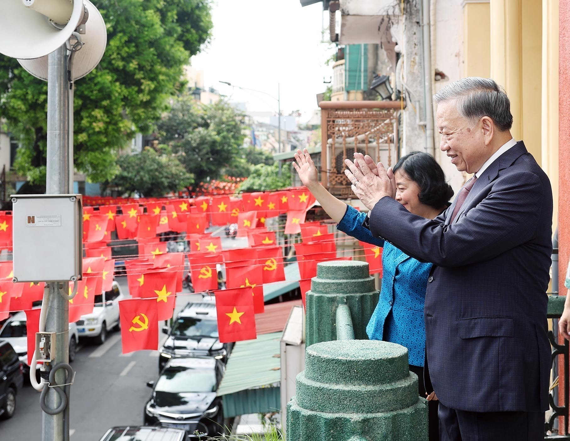 El líder partidista To Lam saluda al pueblo.