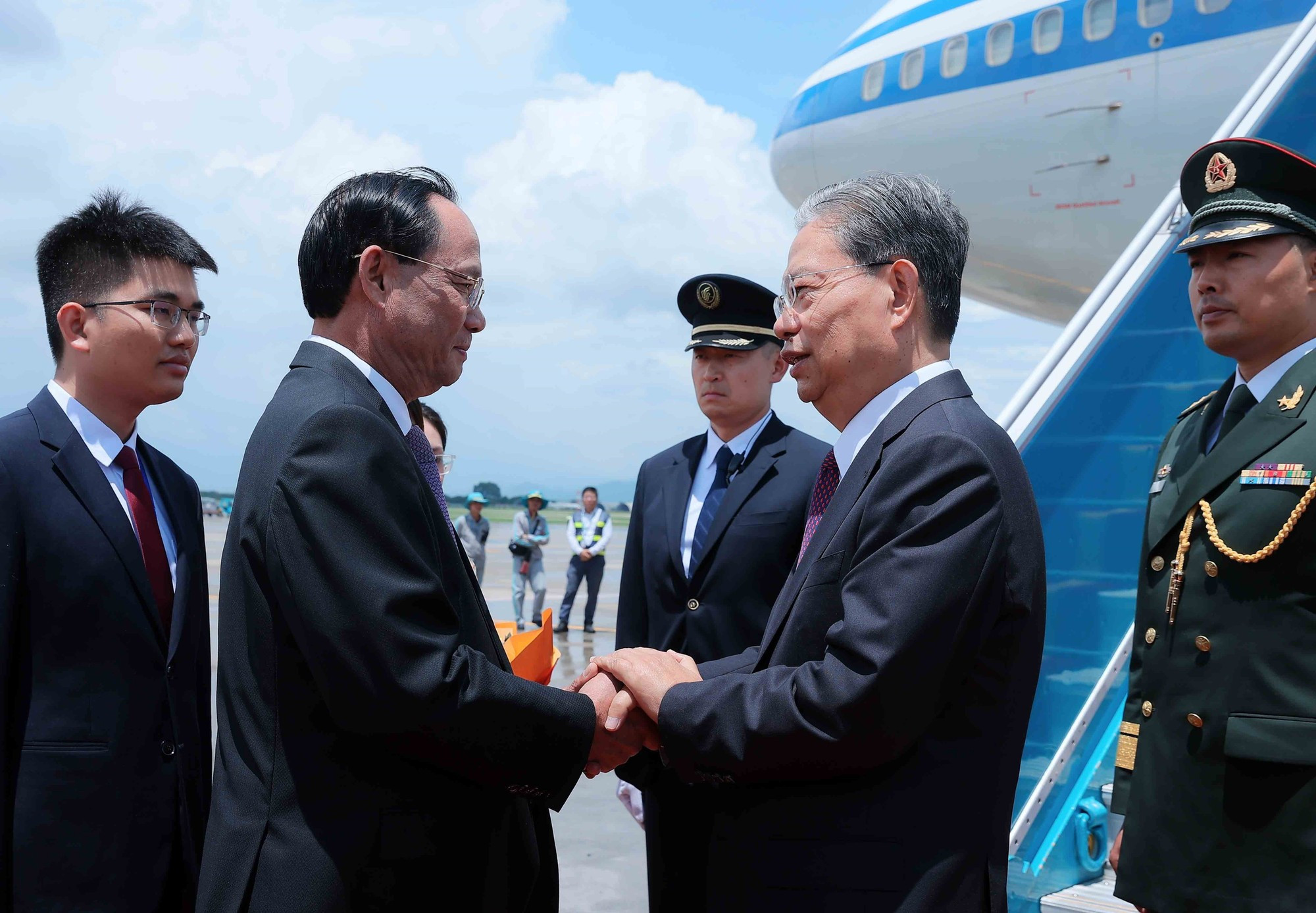 El vicepresidente de la ANV, Tran Quang Phuong recibe al presidente del Comité Permanente de la Asamblea Popular Nacional de China, Zhao Leji, en el Aeropuerto Internacional de Noi Bai.