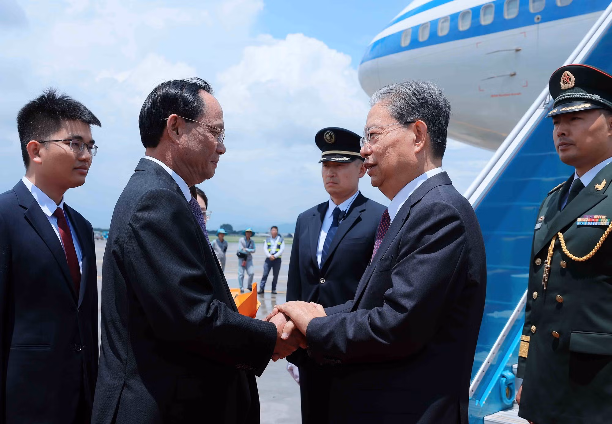 El vicepresidente de la ANV, Tran Quang Phuong recibe al presidente del Comité Permanente de la Asamblea Popular Nacional de China, Zhao Leji, en el Aeropuerto Internacional de Noi Bai.