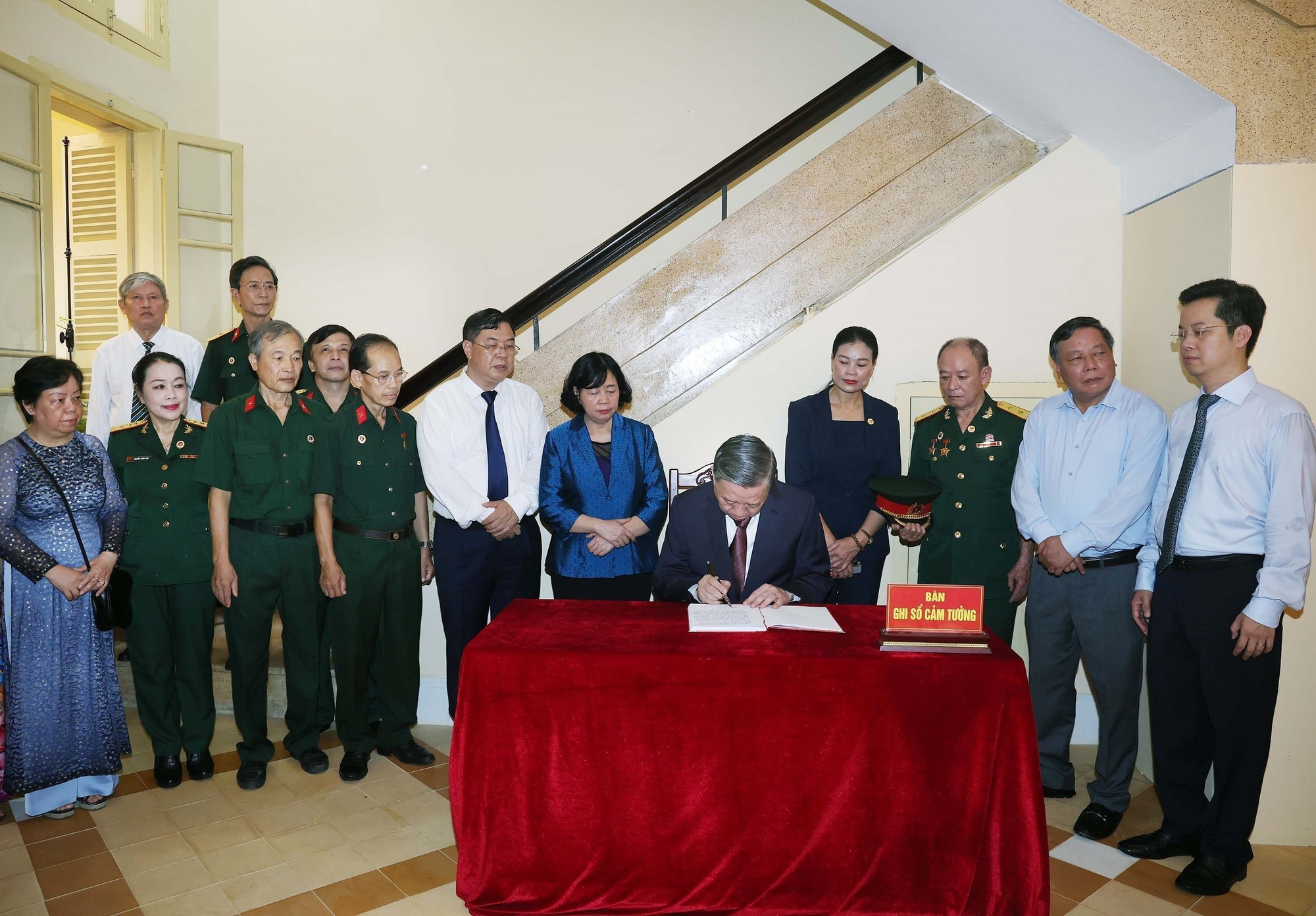 El secretario general To Lam firma el libro de recuerdos en la casa histórica número 48 de la calle Hang Ngang.