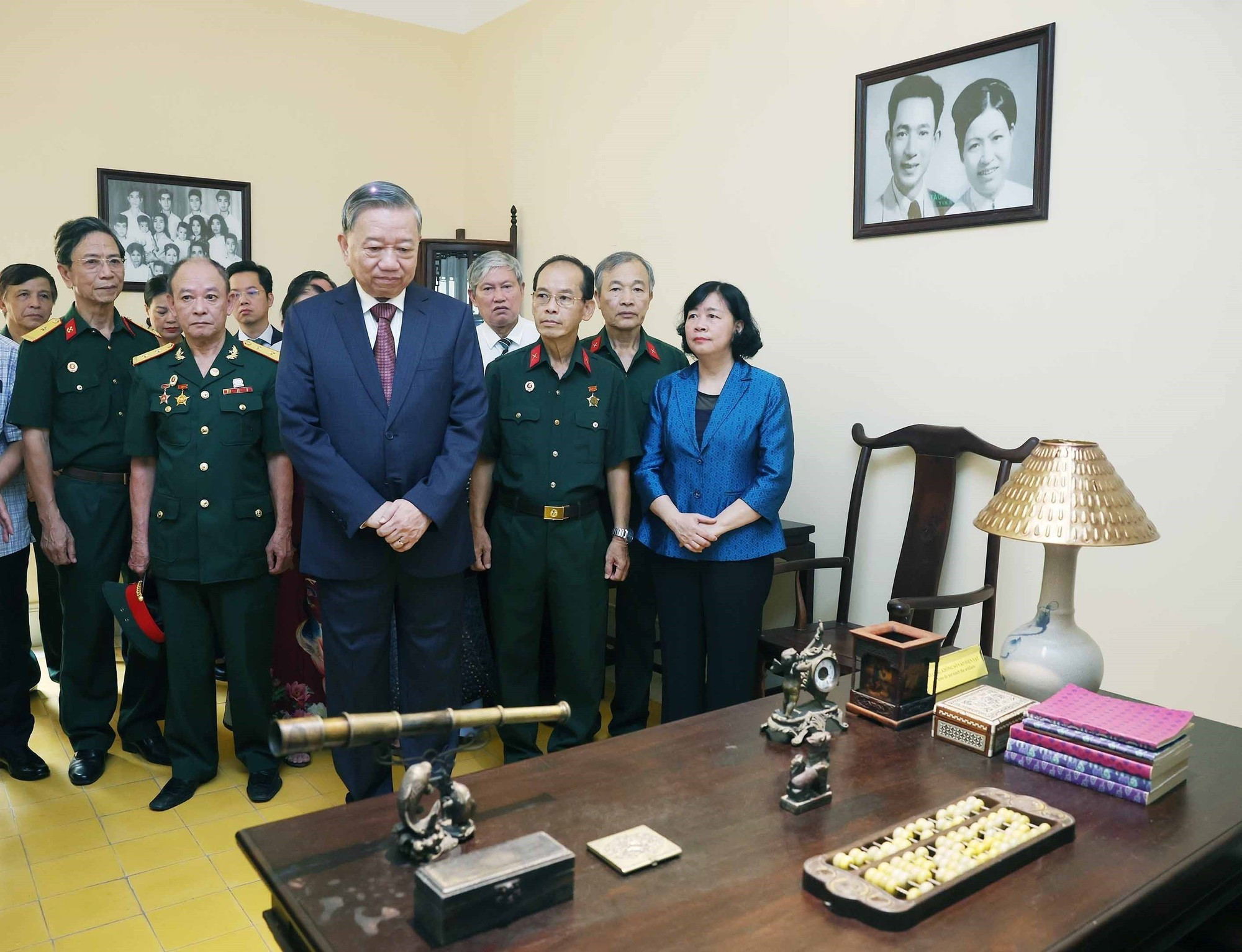 El secretario general To Lam, visita el sitio histórico número 48 de la calle Hang Ngang.