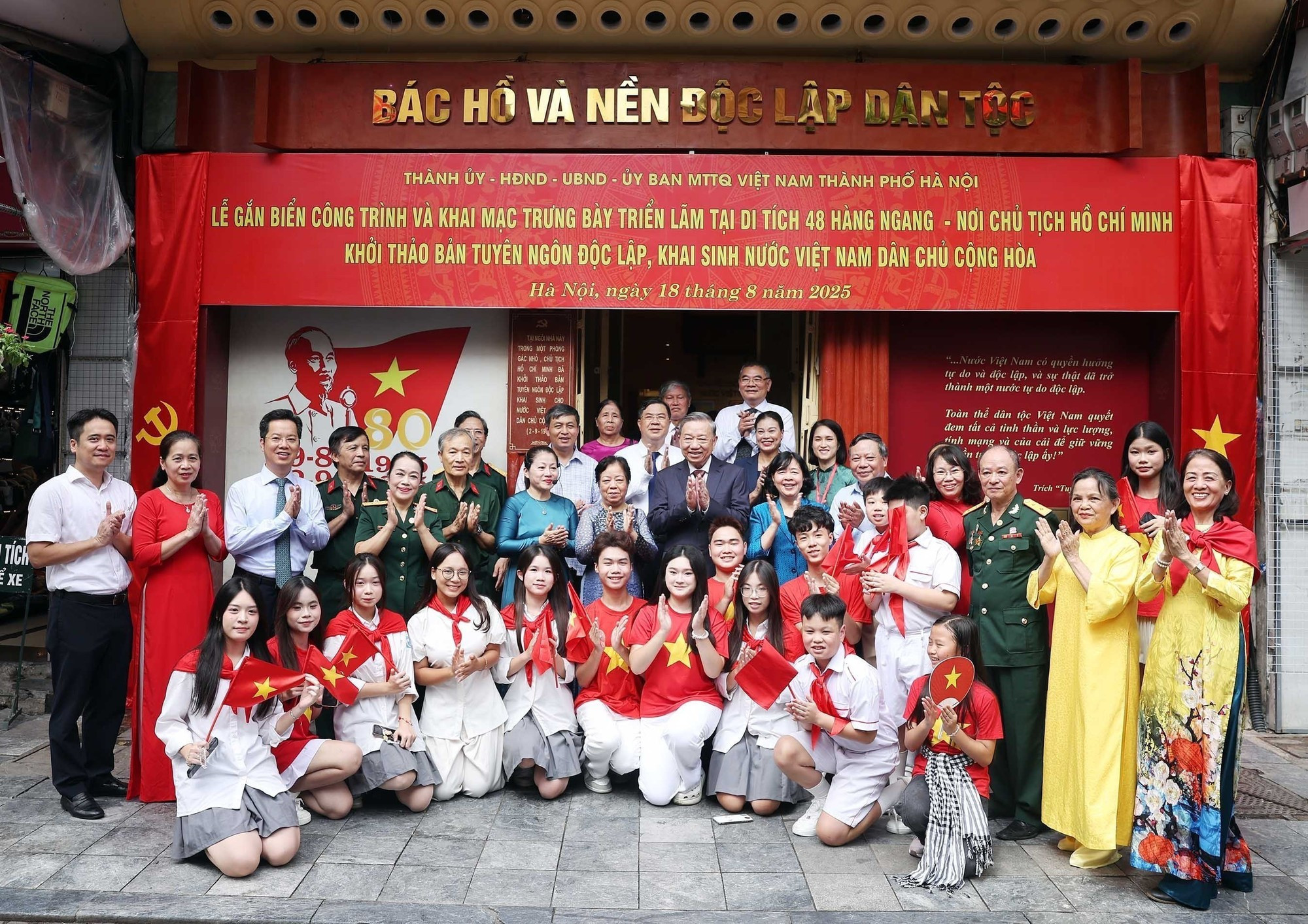 El secretario general del PCV, To Lam, junto con ciudadanos del barrio de Hoan Kiem.