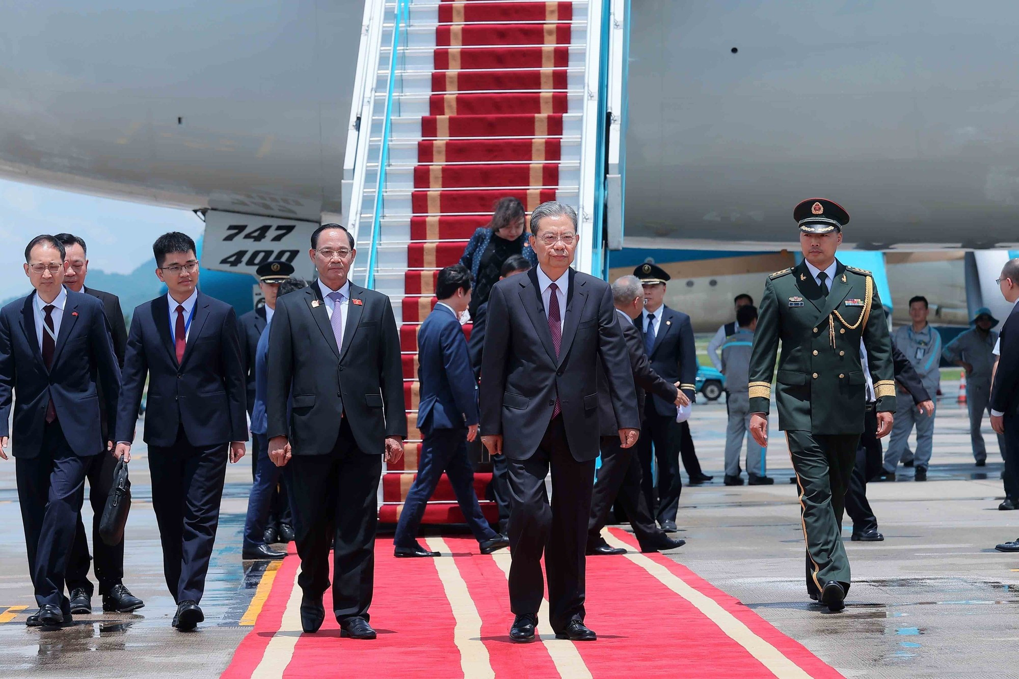 El presidente del Comité Permanente de la Asamblea Popular Nacional de China, Zhao Leji, llega al Aeropuerto Internacional de Noi Bai, en Hanói, iniciando su visita oficial a Vietnam.