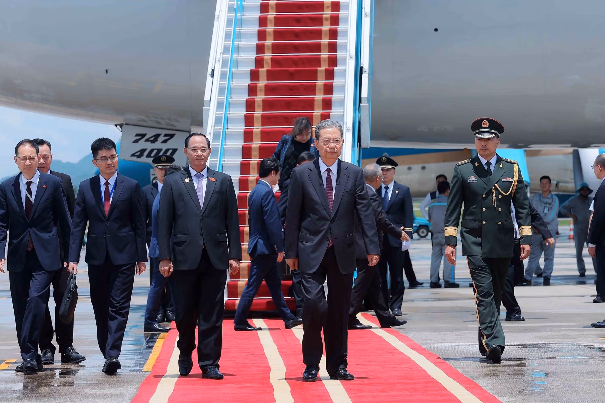 El presidente del Comité Permanente de la Asamblea Popular Nacional de China, Zhao Leji, llega al Aeropuerto Internacional de Noi Bai, en Hanói, iniciando su visita oficial a Vietnam.