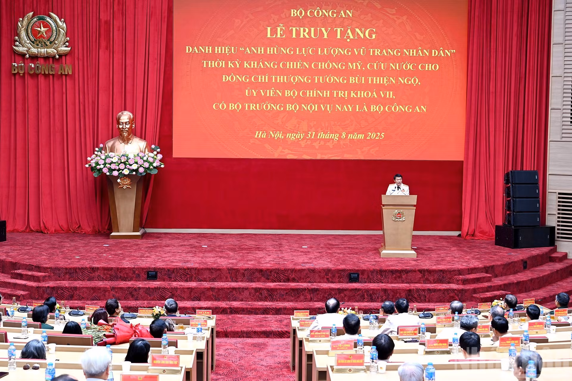 El ministro de Seguridad Pública, Luong Tam Quang, toma la palabra en el evento.