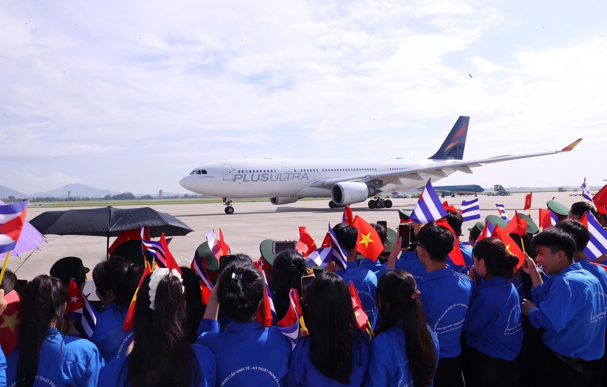 Jóvenes vietnamitas reciben al primer secretario del Comité Central del Partido Comunista y presidente de Cuba, Miguel Díaz-Canel Bermúdez, y su esposa en el Aeropuerto Internacional de Noi Bai. Jóvenes vietnamitas reciben al primer secretario del Comité Central del Partido Comunista y presidente de Cuba, Miguel Díaz-Canel Bermúdez, y su esposa en el Aeropuerto Internacional de Noi Bai.