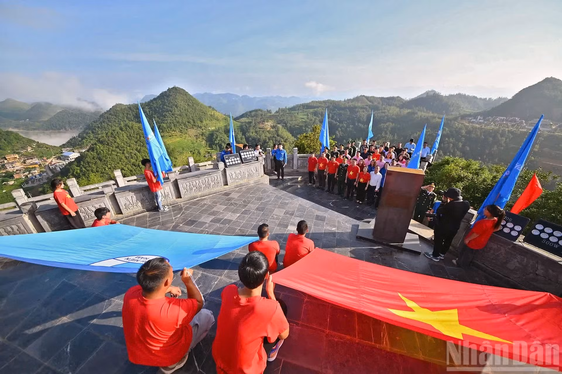 El recorrido comienza con la ceremonia de izado de la bandera “Amo a mi Patria” en la Torre de la Bandera Nacional de Lung Cu.