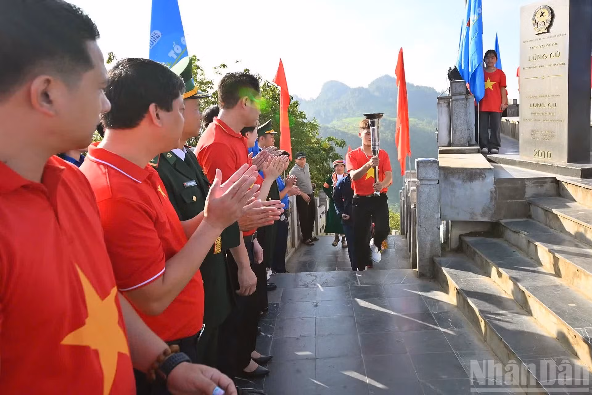 En la ceremonia también se celebra el relevo de la antorcha del programa “Amo a mi Patria”, que llega transportada desde la ciudad de Hue. La llama simboliza la fe, el espíritu de entrega y el dinamismo de la juventud vietnamita.