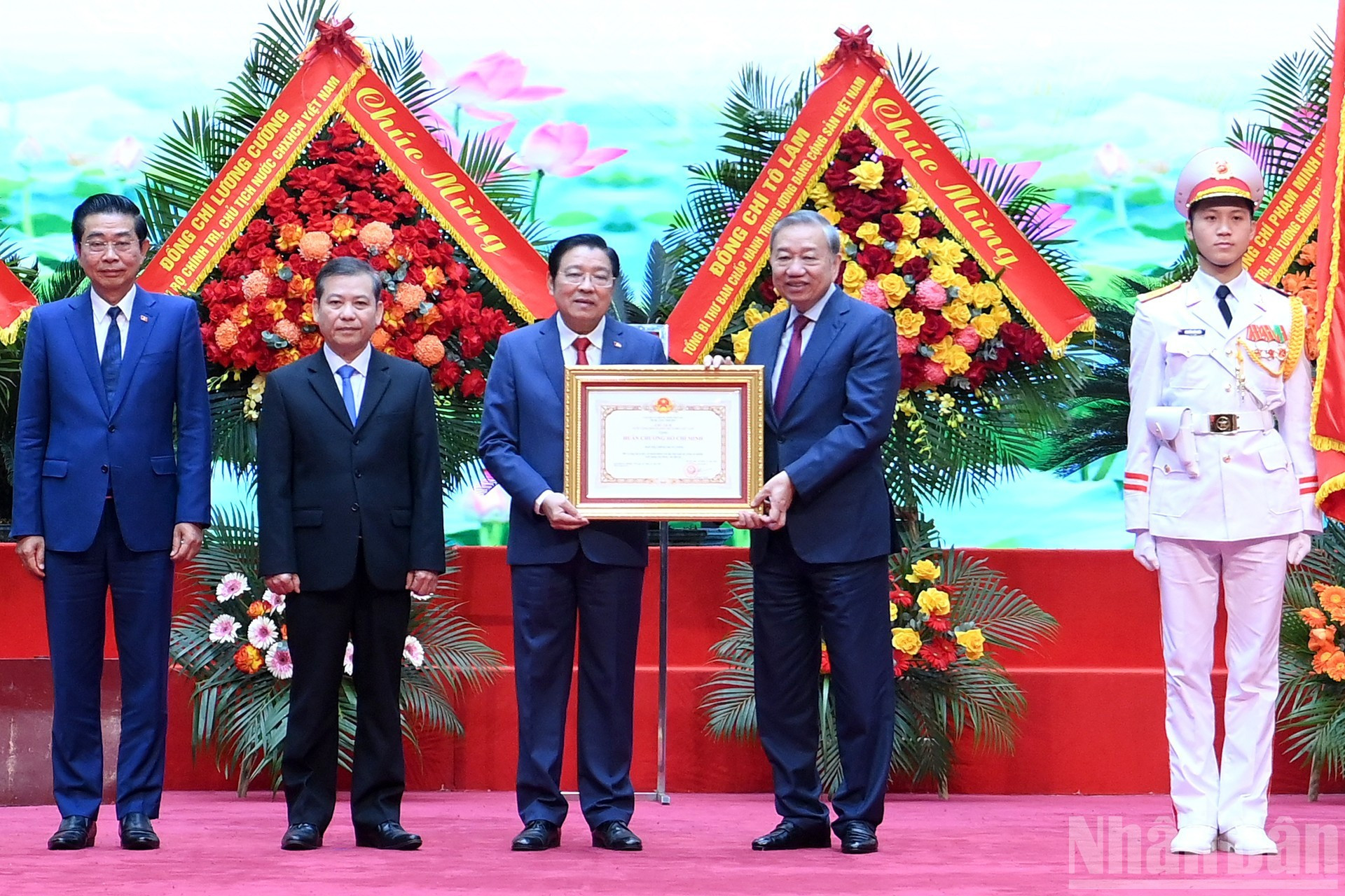 El secretario general To Lam entrega la Orden Ho Chi Minh a la Comisión de Asuntos Internos del Comité Central de la fuerza política.