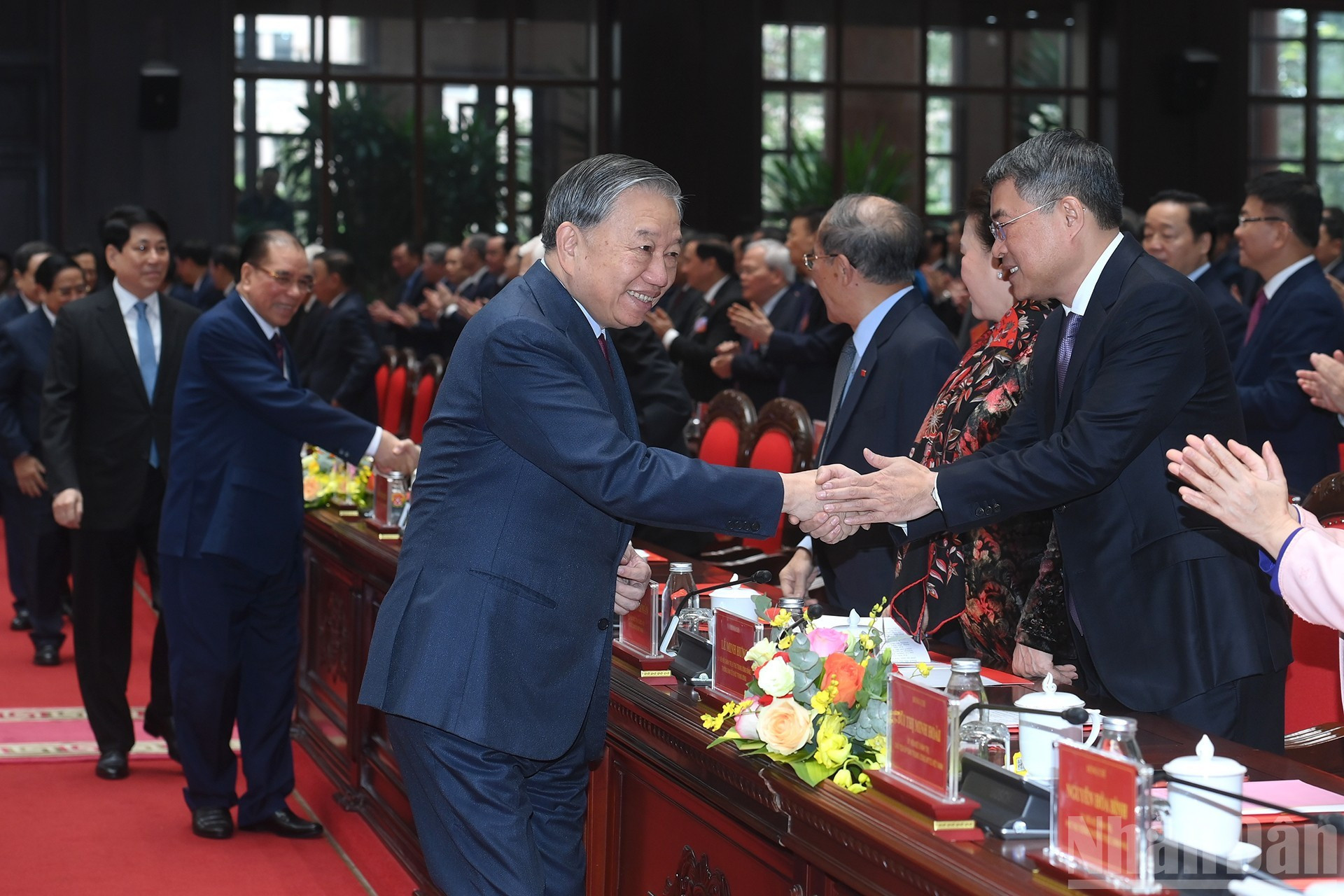 El secretario general To Lam saluda a los asistentes al evento.