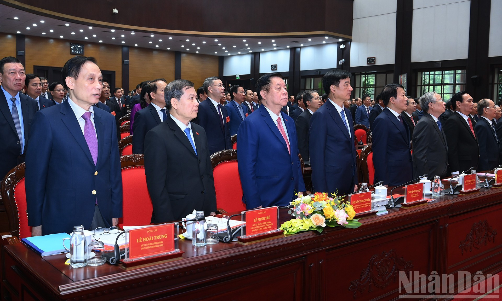 Los asistentes realizan el acto de saludo a la bandera nacional.