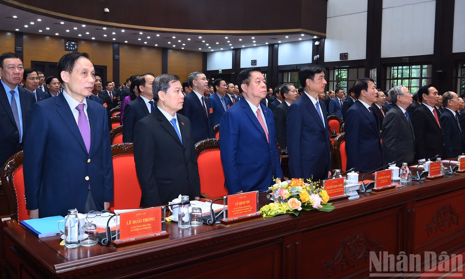 Los asistentes realizan el acto de saludo a la bandera nacional.