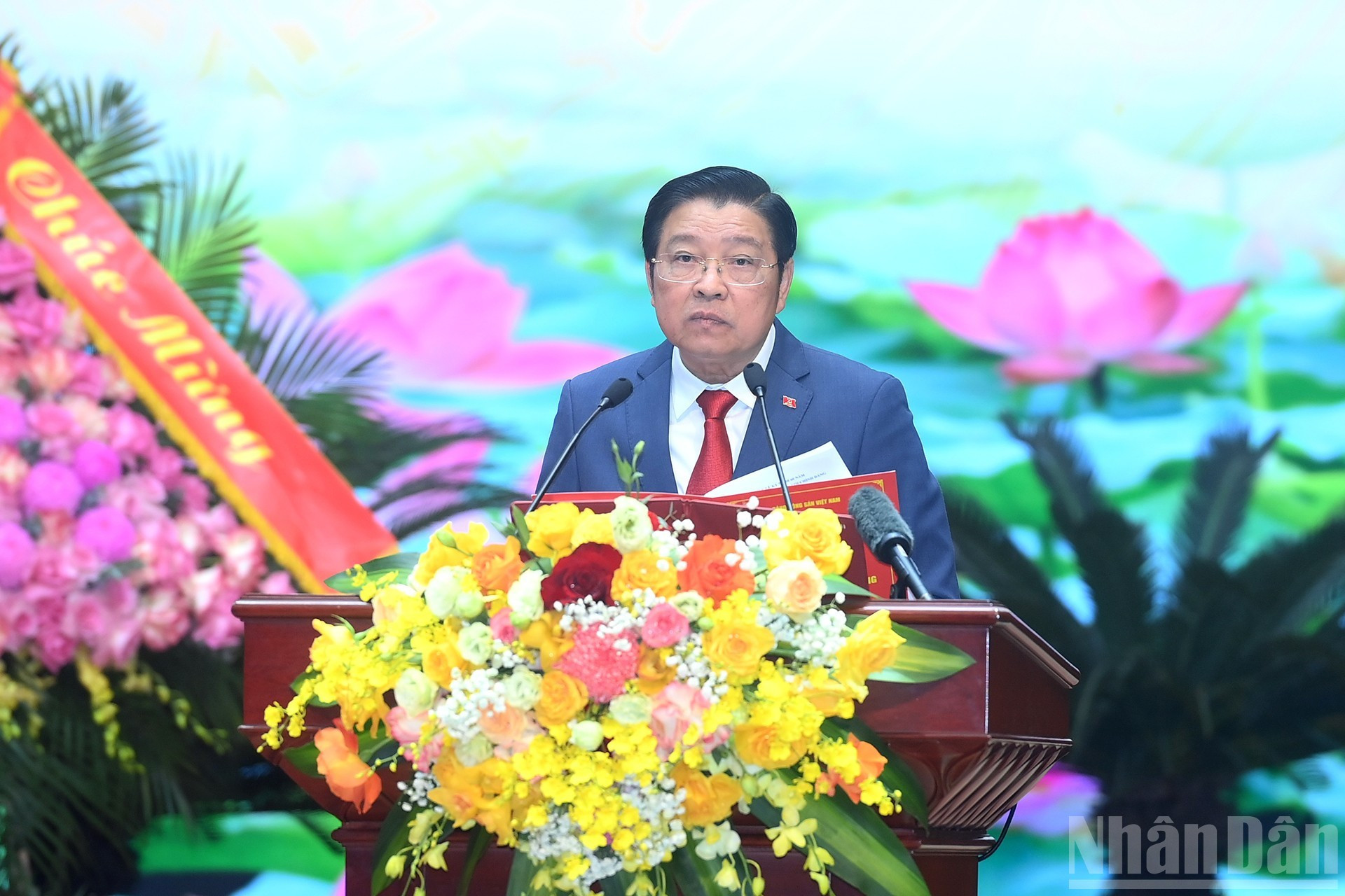 El jefe de la Comisión de Asuntos Internos, Phan Dinh Trac, habla en la cita.