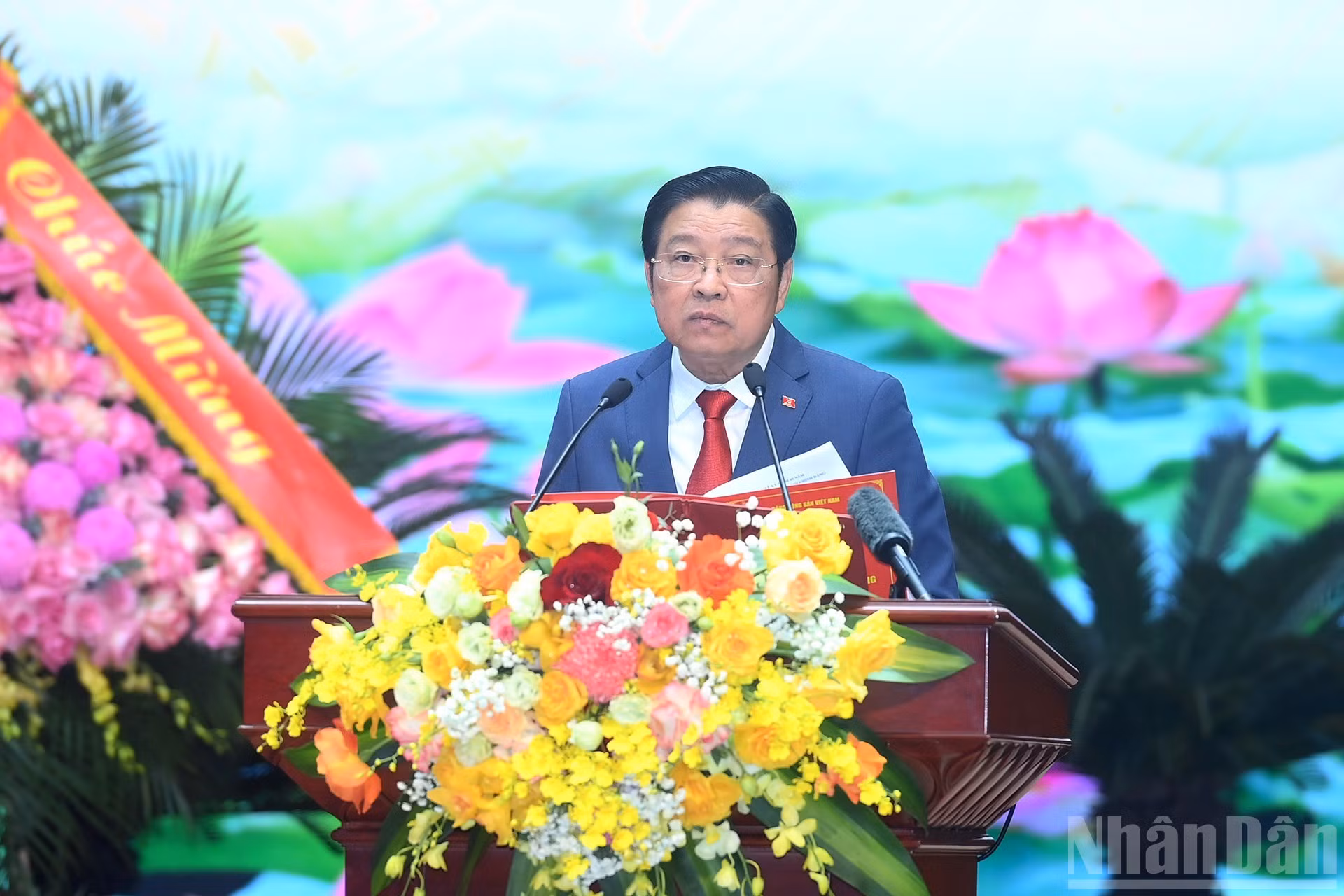 El jefe de la Comisión de Asuntos Internos, Phan Dinh Trac, habla en la cita.