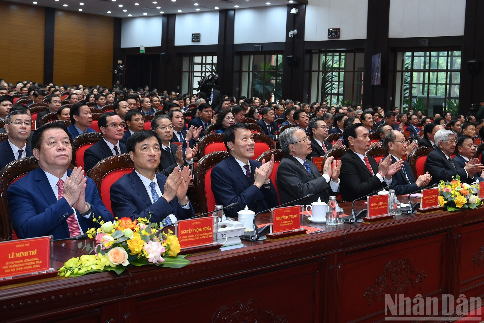 Dirigentes del Partido y Estado intervienen en el acto.
