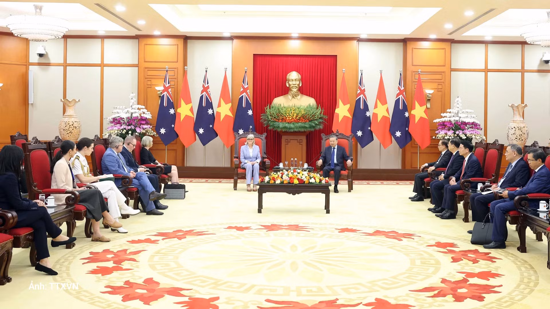 El secretario general del Partido Comunista de Vietnam, To Lam, recibe a la gobernadora general de Australia, Sam Mostyn, de visita de Estado en Vietnam, el 10 de septiembre de 2025. (Foto: VNA)