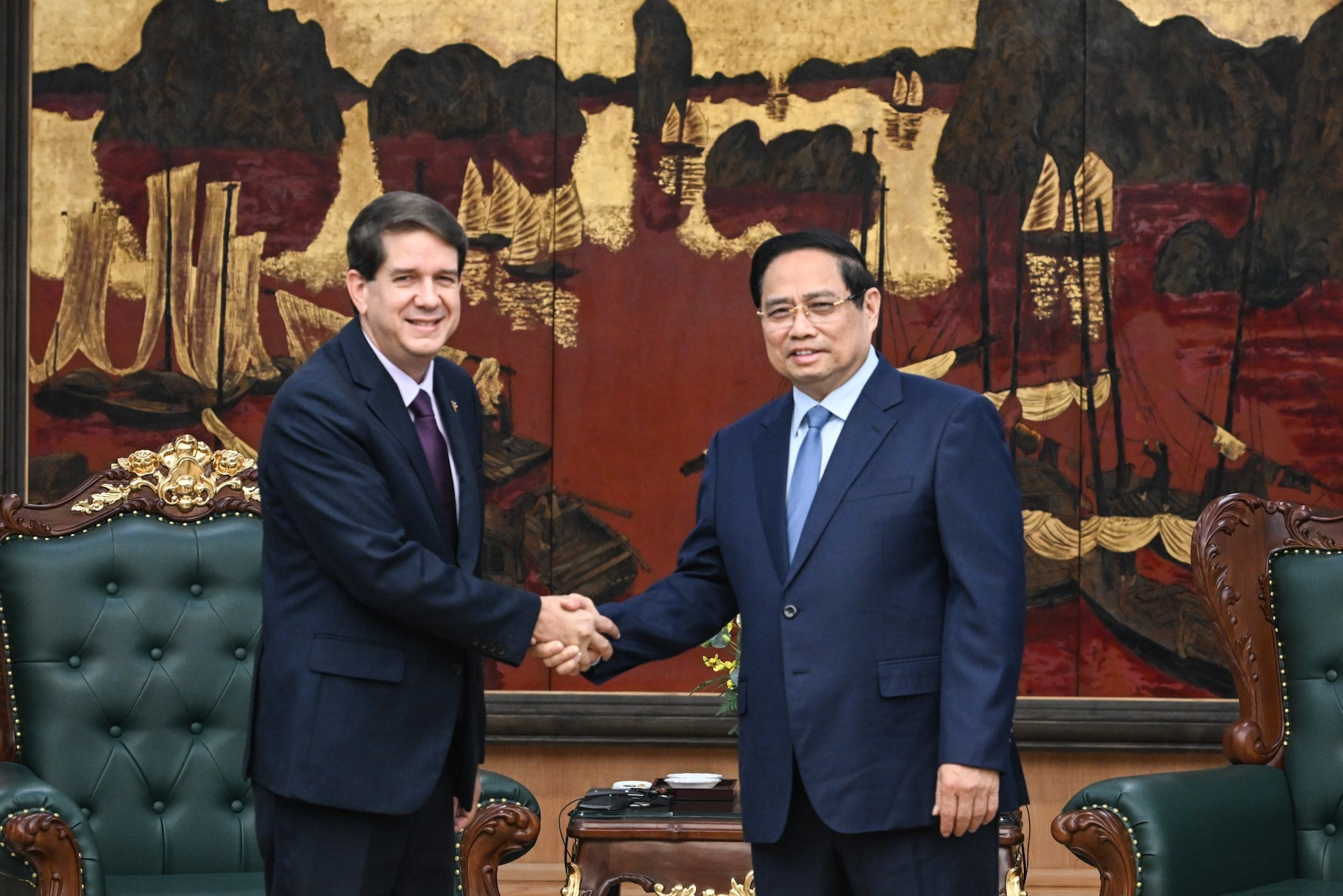 El premier vietnamita Pham Minh Chinh recibe al presidente de Prensa Latina, Jorge Legañoa Alonso.