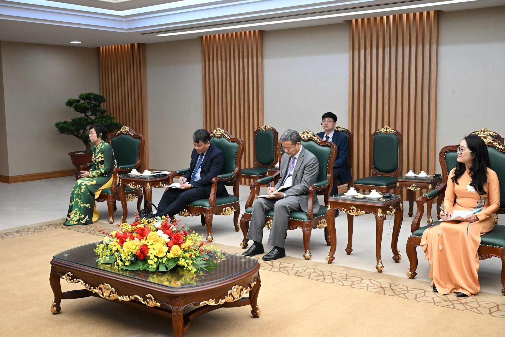 Funcionarios vietnamitas acuden al encuentro.