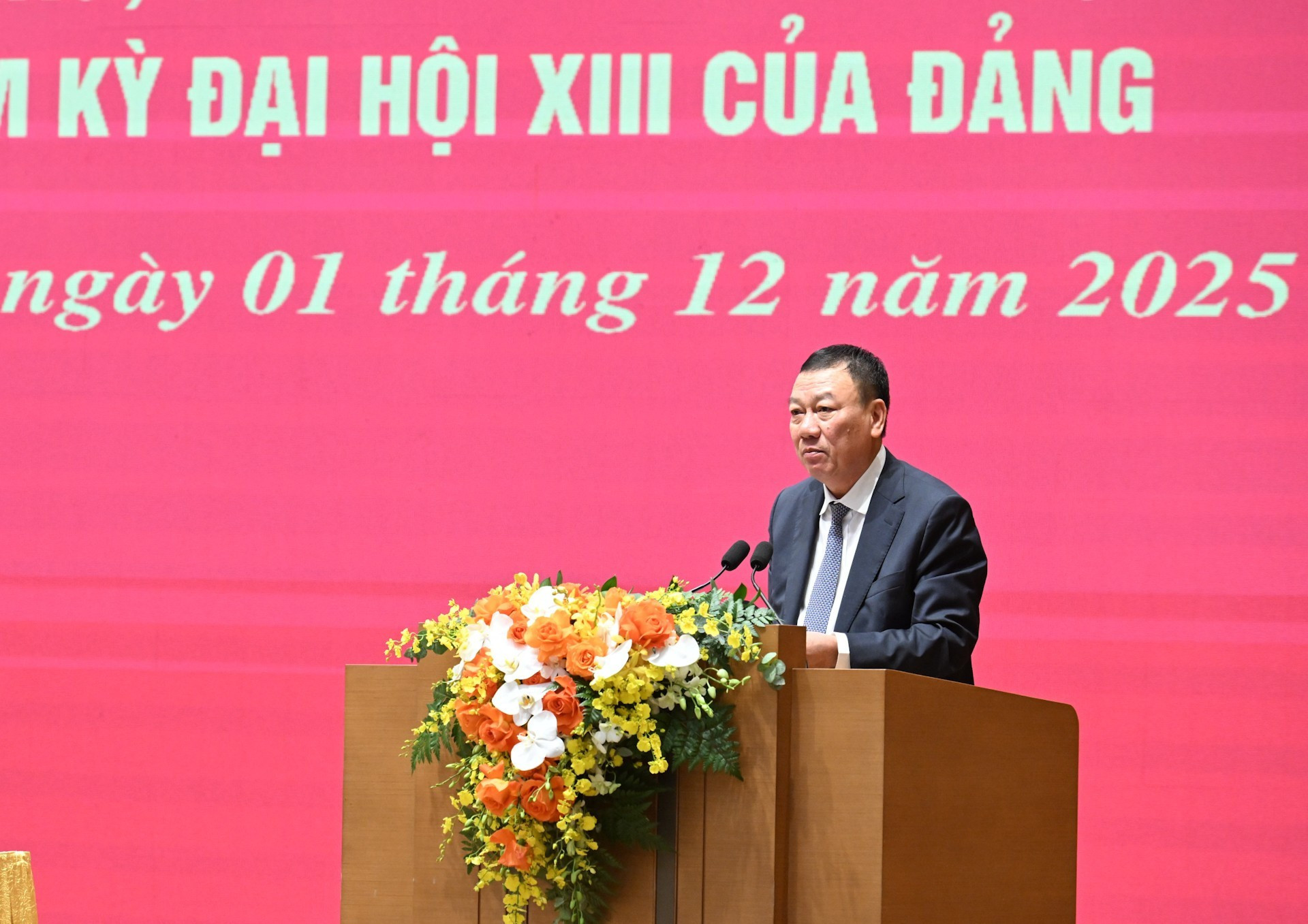 El inspector general del Gobierno, Doan Hong Phong, presenta un informe sobre la lucha contra corrupción, despilfarro y negatividad.