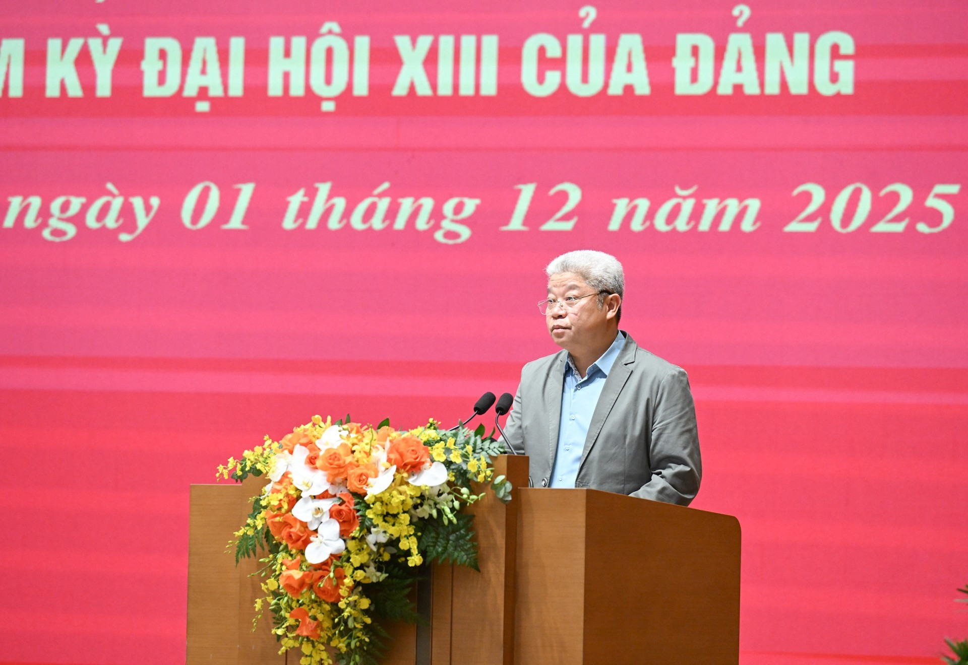 El viceministro de Interior Nguyen Manh Khuong habla en la cita.