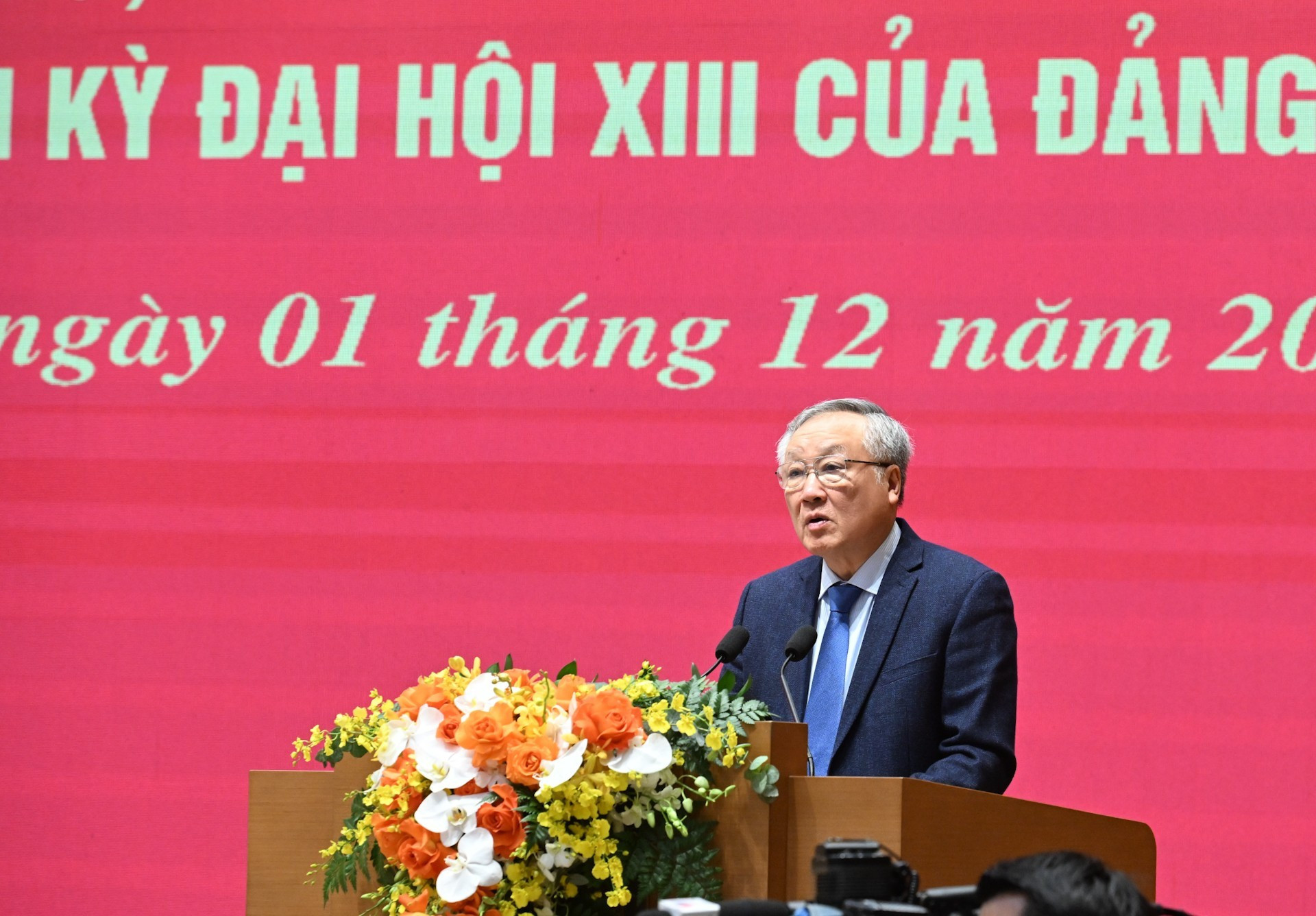 El vicepremier permanente Nguyen Hoa Binh habla en la cita.