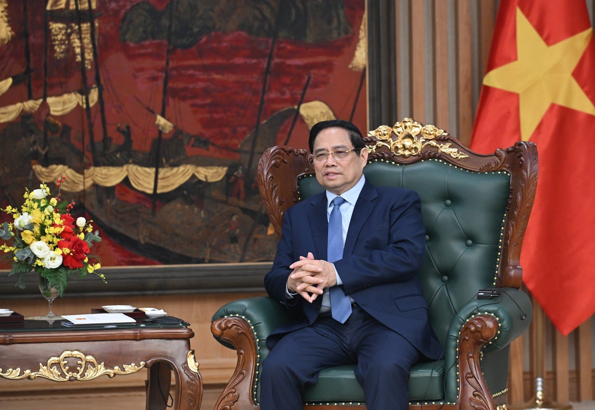 El premier Pham Minh Chinh toma la palabra en la cita.