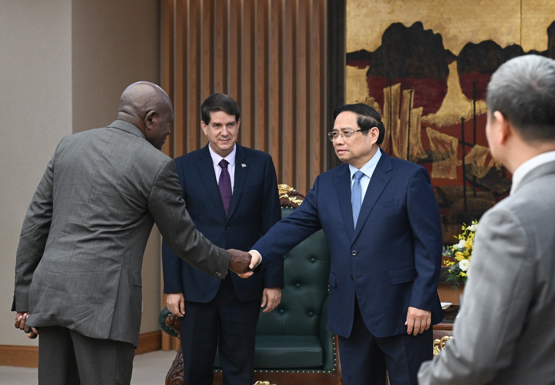 El premier vietnamita Pham Minh Chinh saluda a miembros de la delegación de Prensa Latina.