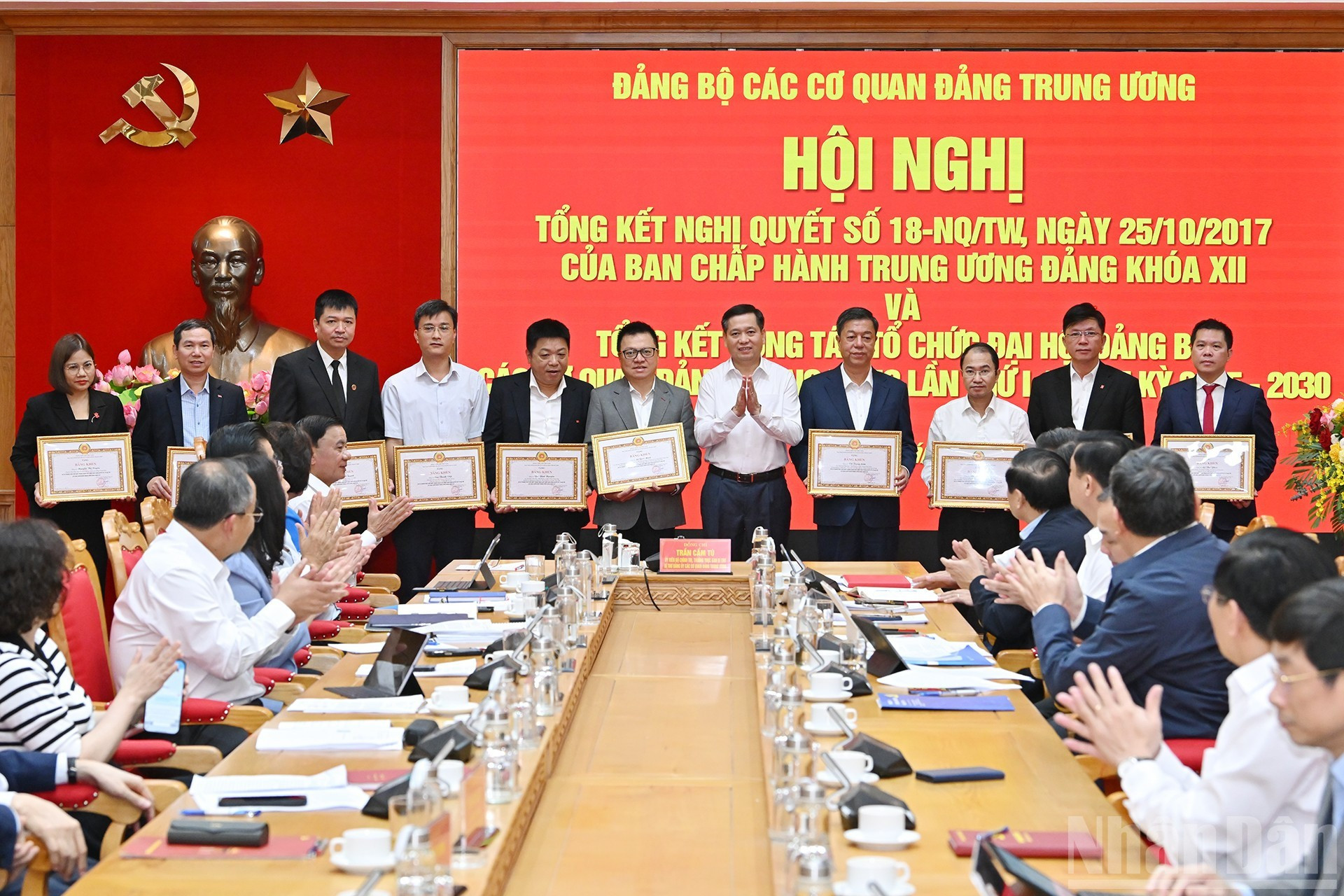 Nguyen Long Hai entrega Certificados de Mérito a los individuos destacados en la implementación de la Resolución 18-NQ/TW. Nguyen Long Hai entrega Certificados de Mérito a los individuos destacados en la implementación de la Resolución 18-NQ/TW.