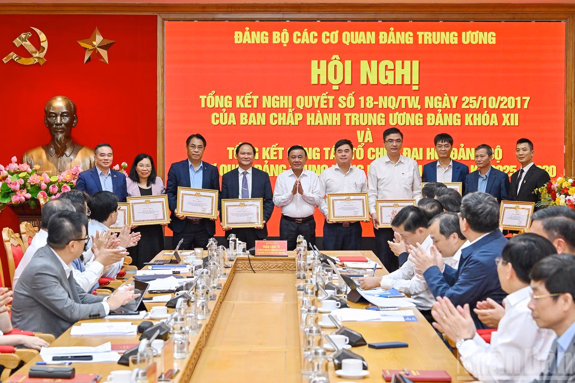 Tran Cam Tu entrega Certificados de Mérito a los colectivos destacados en la implementación de la Resolución 18-NQ/TW.