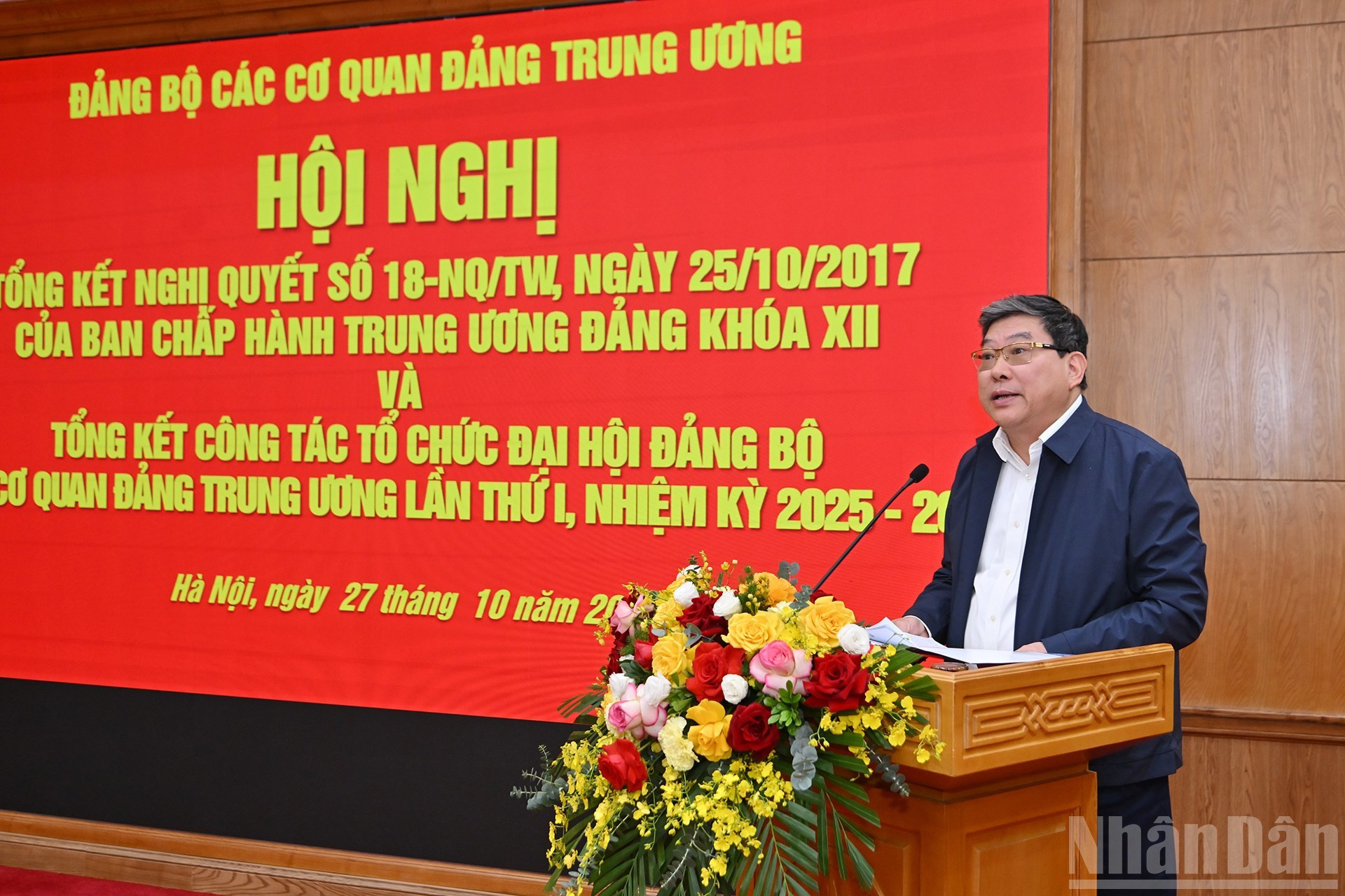 Un representante del Comité del Partido en la Academia Nacional de Política Ho Chi Minh presenta su opinión. Un representante del Comité del Partido en la Academia Nacional de Política Ho Chi Minh presenta su opinión.