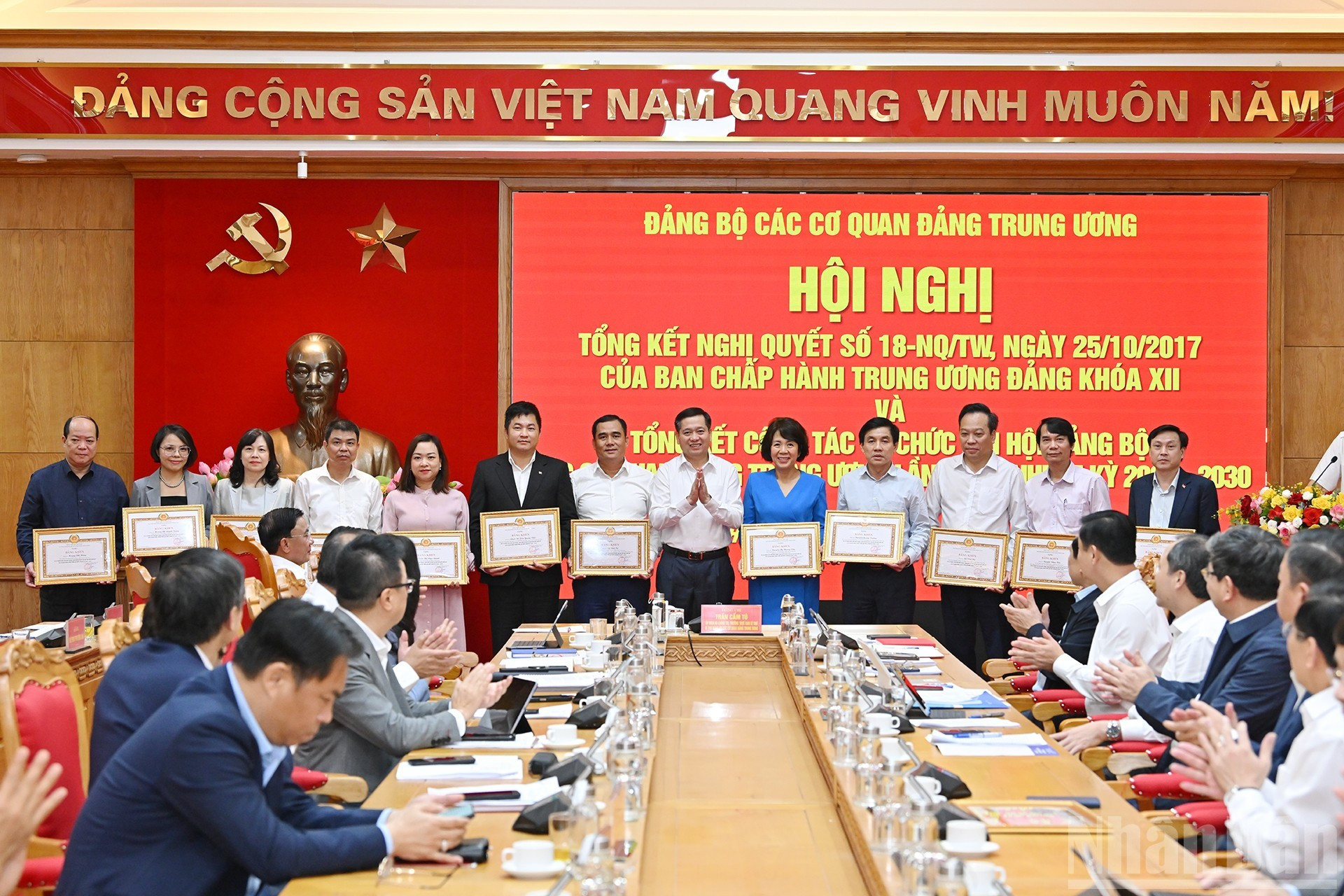 Nguyen Long Hai otorga Certificados de Mérito a los colectivos e individuos destacados en la organización de la Asamblea del Partido. Nguyen Long Hai otorga Certificados de Mérito a los colectivos e individuos destacados en la organización de la Asamblea del Partido.
